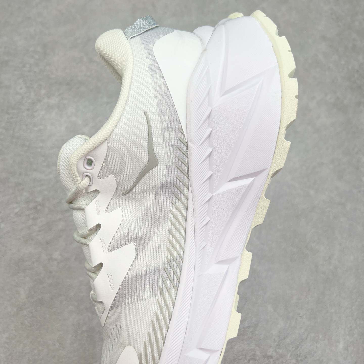 图片[7]-HOKA SKYLINE-FLOAT X 为HOKA首双搭载PeBax推进板的户外登山鞋，为近期大受欢迎的快速登山趋势打造，可同时对应越野跑与快速登山需求。90%蓖麻油提炼制造的Pebax推进版，搭配以甘蔗材质提炼的双密度EVA中底，为登山者带来源源不绝的前进能量。后跟外侧加长的Swallowtail Heel燕尾设计，同时提供上坡有感推进力、下坡步态更顺畅转换的快速登山新体验，适合想尝试轻量化登山，追求快速登山，但希望同时保持支撑推进力的族群。SKYLINE-FLOAT X使用Vibram黄金大底XS Trek复合橡胶成分，兼具耐磨与抓地力，搭配全新设计的5mm大底鞋齿与鞋纹，让克服崎岖地形更轻松，落地更稳定。 尺码：36 36.5 37.5 38 38.5 39 40 40.5 41 42 42.5 43 44 44.5 45-选品中心