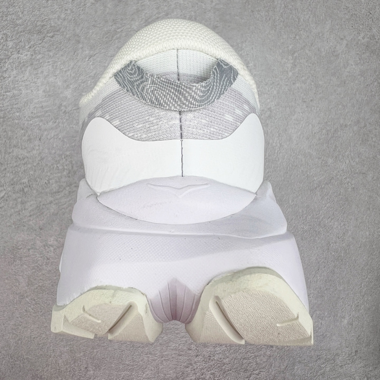 图片[8]-HOKA SKYLINE-FLOAT X 为HOKA首双搭载PeBax推进板的户外登山鞋，为近期大受欢迎的快速登山趋势打造，可同时对应越野跑与快速登山需求。90%蓖麻油提炼制造的Pebax推进版，搭配以甘蔗材质提炼的双密度EVA中底，为登山者带来源源不绝的前进能量。后跟外侧加长的Swallowtail Heel燕尾设计，同时提供上坡有感推进力、下坡步态更顺畅转换的快速登山新体验，适合想尝试轻量化登山，追求快速登山，但希望同时保持支撑推进力的族群。SKYLINE-FLOAT X使用Vibram黄金大底XS Trek复合橡胶成分，兼具耐磨与抓地力，搭配全新设计的5mm大底鞋齿与鞋纹，让克服崎岖地形更轻松，落地更稳定。 尺码：36 36.5 37.5 38 38.5 39 40 40.5 41 42 42.5 43 44 44.5 45-选品中心