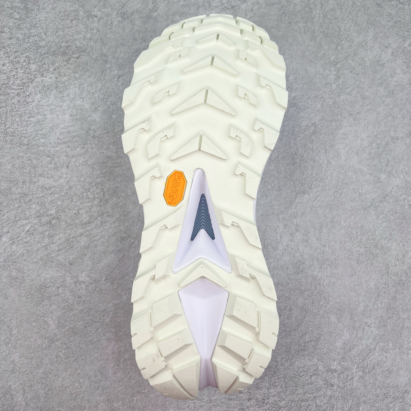 图片[9]-HOKA SKYLINE-FLOAT X 为HOKA首双搭载PeBax推进板的户外登山鞋，为近期大受欢迎的快速登山趋势打造，可同时对应越野跑与快速登山需求。90%蓖麻油提炼制造的Pebax推进版，搭配以甘蔗材质提炼的双密度EVA中底，为登山者带来源源不绝的前进能量。后跟外侧加长的Swallowtail Heel燕尾设计，同时提供上坡有感推进力、下坡步态更顺畅转换的快速登山新体验，适合想尝试轻量化登山，追求快速登山，但希望同时保持支撑推进力的族群。SKYLINE-FLOAT X使用Vibram黄金大底XS Trek复合橡胶成分，兼具耐磨与抓地力，搭配全新设计的5mm大底鞋齿与鞋纹，让克服崎岖地形更轻松，落地更稳定。 尺码：36 36.5 37.5 38 38.5 39 40 40.5 41 42 42.5 43 44 44.5 45-选品中心