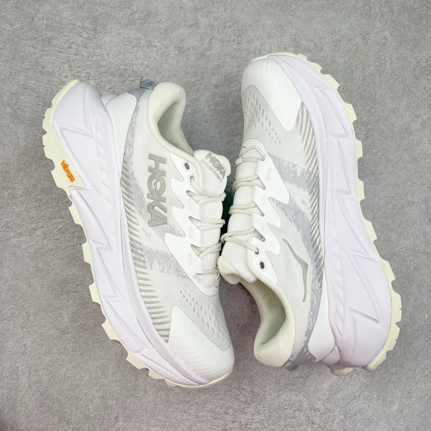 图片[3]-HOKA SKYLINE-FLOAT X 为HOKA首双搭载PeBax推进板的户外登山鞋，为近期大受欢迎的快速登山趋势打造，可同时对应越野跑与快速登山需求。90%蓖麻油提炼制造的Pebax推进版，搭配以甘蔗材质提炼的双密度EVA中底，为登山者带来源源不绝的前进能量。后跟外侧加长的Swallowtail Heel燕尾设计，同时提供上坡有感推进力、下坡步态更顺畅转换的快速登山新体验，适合想尝试轻量化登山，追求快速登山，但希望同时保持支撑推进力的族群。SKYLINE-FLOAT X使用Vibram黄金大底XS Trek复合橡胶成分，兼具耐磨与抓地力，搭配全新设计的5mm大底鞋齿与鞋纹，让克服崎岖地形更轻松，落地更稳定。 尺码：36 36.5 37.5 38 38.5 39 40 40.5 41 42 42.5 43 44 44.5 45-选品中心