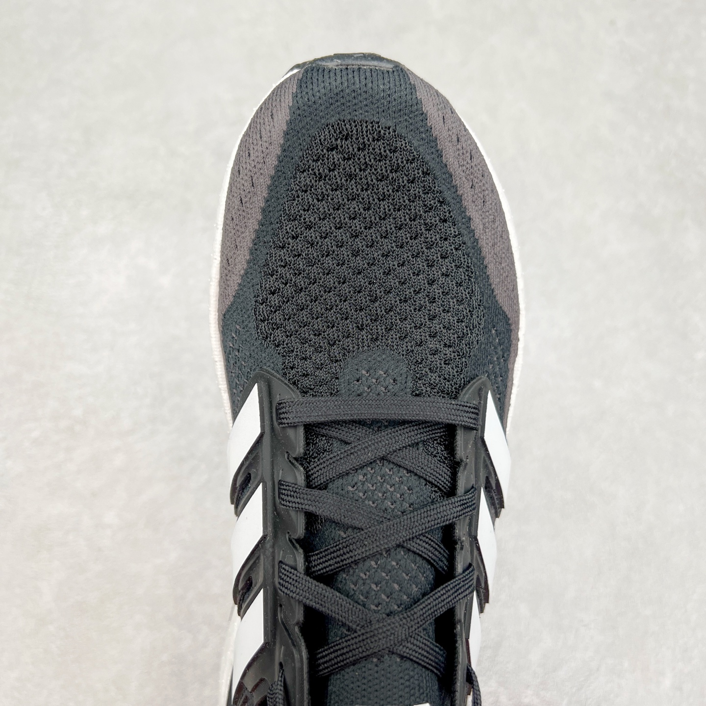 图片[4]-＃纯原 AD Ultra Boost 5X 2025高性能版5X系列UB低帮袜套式针织透气缓震休闲运动慢跑鞋 JH9963 全新Ultraboost 5X官宣，颠覆以往，迎来该系列自2015年首次亮相最大一次革新！从鞋面到中底配置都有新的突破，跟着小编一同探究“阿迪UB有史以来最大升级”！Ultraboost 5X革新中底配置，采用LightBoost V2泡沫，与Ultraboost Light相比，前掌能量反馈增加2%。与此同时“加厚不增重”，中底相较于上一代更轻，让跑者每一次迈步都能得到更柔软、更澎湃的能量反馈。搭配X形“Torsion System”扭转系统，助力跑者从落地到脚趾离地过程的平稳过渡。Ultraboost 5X升级中足锁定性能，革新Mono Primeknit自适应鞋面配置，搭配轻质无笼鞋面结构，更加贴合跑者脚部。大底由Continental™橡胶制成，更耐磨，抓地力更出色。Adidas全新推出ULTRABOOST 5X，专注日常跑步，适用于任何级别的跑者，无距离门槛限制。兼具有氧跑、中短距离慢跑、节奏跑、间歇跑、日常通勤等各种场景，ULTRABOOST 5X都能给你带来优质的跑步体验。尺码：39⅓ 40 40⅔ 41⅓ 42 42⅔ 43⅓ 44 44⅔ 45 46 47⅔ 48-选品中心