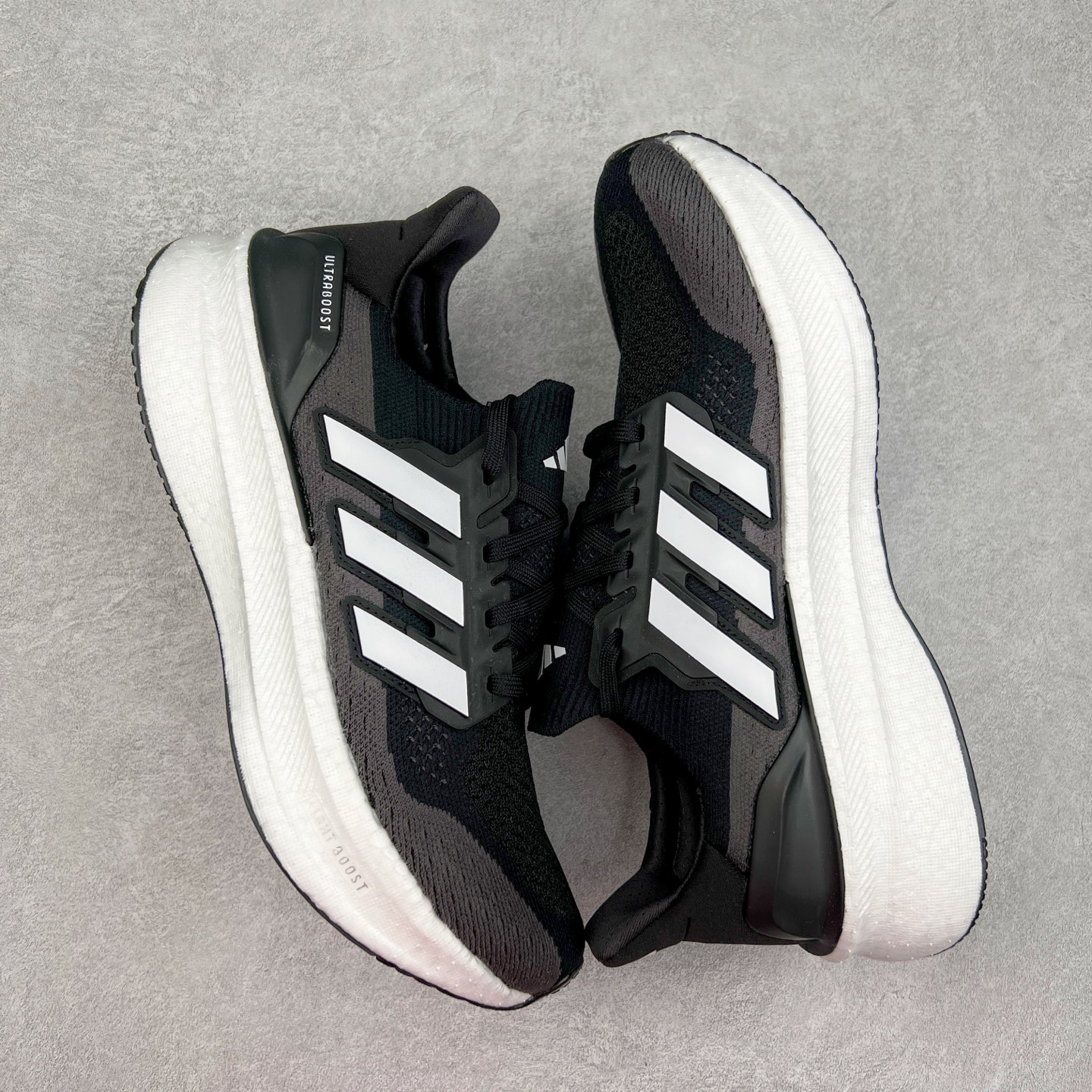 图片[3]-＃纯原 AD Ultra Boost 5X 2025高性能版5X系列UB低帮袜套式针织透气缓震休闲运动慢跑鞋 JH9963 全新Ultraboost 5X官宣，颠覆以往，迎来该系列自2015年首次亮相最大一次革新！从鞋面到中底配置都有新的突破，跟着小编一同探究“阿迪UB有史以来最大升级”！Ultraboost 5X革新中底配置，采用LightBoost V2泡沫，与Ultraboost Light相比，前掌能量反馈增加2%。与此同时“加厚不增重”，中底相较于上一代更轻，让跑者每一次迈步都能得到更柔软、更澎湃的能量反馈。搭配X形“Torsion System”扭转系统，助力跑者从落地到脚趾离地过程的平稳过渡。Ultraboost 5X升级中足锁定性能，革新Mono Primeknit自适应鞋面配置，搭配轻质无笼鞋面结构，更加贴合跑者脚部。大底由Continental™橡胶制成，更耐磨，抓地力更出色。Adidas全新推出ULTRABOOST 5X，专注日常跑步，适用于任何级别的跑者，无距离门槛限制。兼具有氧跑、中短距离慢跑、节奏跑、间歇跑、日常通勤等各种场景，ULTRABOOST 5X都能给你带来优质的跑步体验。尺码：39⅓ 40 40⅔ 41⅓ 42 42⅔ 43⅓ 44 44⅔ 45 46 47⅔ 48-选品中心