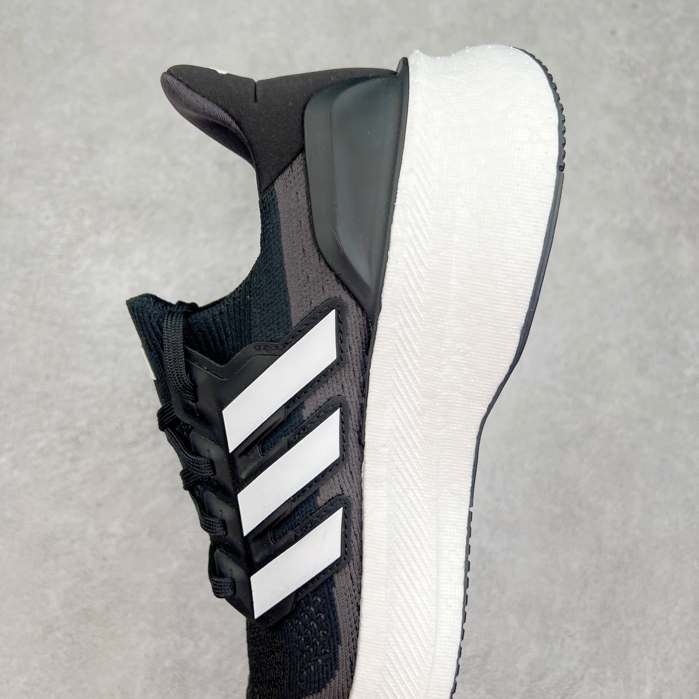 图片[7]-＃纯原 AD Ultra Boost 5X 2025高性能版5X系列UB低帮袜套式针织透气缓震休闲运动慢跑鞋 JH9963 全新Ultraboost 5X官宣，颠覆以往，迎来该系列自2015年首次亮相最大一次革新！从鞋面到中底配置都有新的突破，跟着小编一同探究“阿迪UB有史以来最大升级”！Ultraboost 5X革新中底配置，采用LightBoost V2泡沫，与Ultraboost Light相比，前掌能量反馈增加2%。与此同时“加厚不增重”，中底相较于上一代更轻，让跑者每一次迈步都能得到更柔软、更澎湃的能量反馈。搭配X形“Torsion System”扭转系统，助力跑者从落地到脚趾离地过程的平稳过渡。Ultraboost 5X升级中足锁定性能，革新Mono Primeknit自适应鞋面配置，搭配轻质无笼鞋面结构，更加贴合跑者脚部。大底由Continental™橡胶制成，更耐磨，抓地力更出色。Adidas全新推出ULTRABOOST 5X，专注日常跑步，适用于任何级别的跑者，无距离门槛限制。兼具有氧跑、中短距离慢跑、节奏跑、间歇跑、日常通勤等各种场景，ULTRABOOST 5X都能给你带来优质的跑步体验。尺码：39⅓ 40 40⅔ 41⅓ 42 42⅔ 43⅓ 44 44⅔ 45 46 47⅔ 48-选品中心