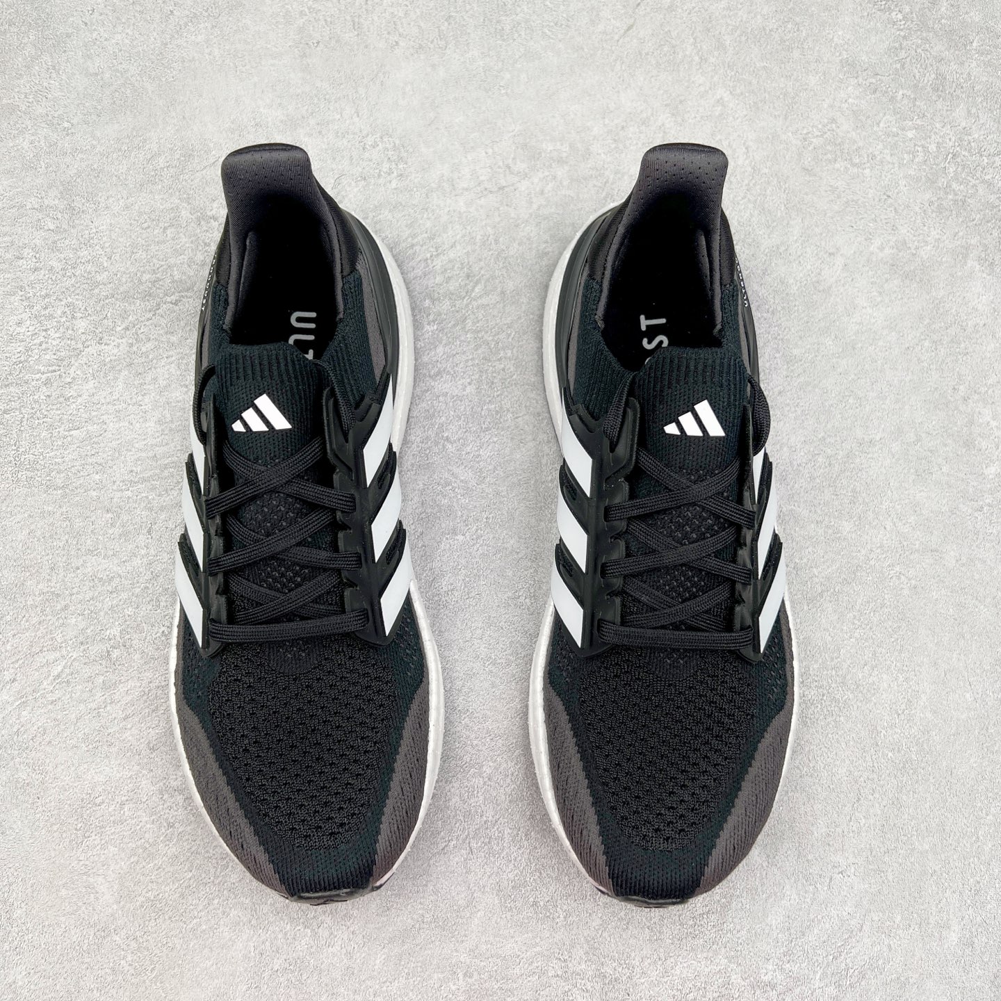 图片[2]-＃纯原 AD Ultra Boost 5X 2025高性能版5X系列UB低帮袜套式针织透气缓震休闲运动慢跑鞋 JH9963 全新Ultraboost 5X官宣，颠覆以往，迎来该系列自2015年首次亮相最大一次革新！从鞋面到中底配置都有新的突破，跟着小编一同探究“阿迪UB有史以来最大升级”！Ultraboost 5X革新中底配置，采用LightBoost V2泡沫，与Ultraboost Light相比，前掌能量反馈增加2%。与此同时“加厚不增重”，中底相较于上一代更轻，让跑者每一次迈步都能得到更柔软、更澎湃的能量反馈。搭配X形“Torsion System”扭转系统，助力跑者从落地到脚趾离地过程的平稳过渡。Ultraboost 5X升级中足锁定性能，革新Mono Primeknit自适应鞋面配置，搭配轻质无笼鞋面结构，更加贴合跑者脚部。大底由Continental™橡胶制成，更耐磨，抓地力更出色。Adidas全新推出ULTRABOOST 5X，专注日常跑步，适用于任何级别的跑者，无距离门槛限制。兼具有氧跑、中短距离慢跑、节奏跑、间歇跑、日常通勤等各种场景，ULTRABOOST 5X都能给你带来优质的跑步体验。尺码：39⅓ 40 40⅔ 41⅓ 42 42⅔ 43⅓ 44 44⅔ 45 46 47⅔ 48-选品中心