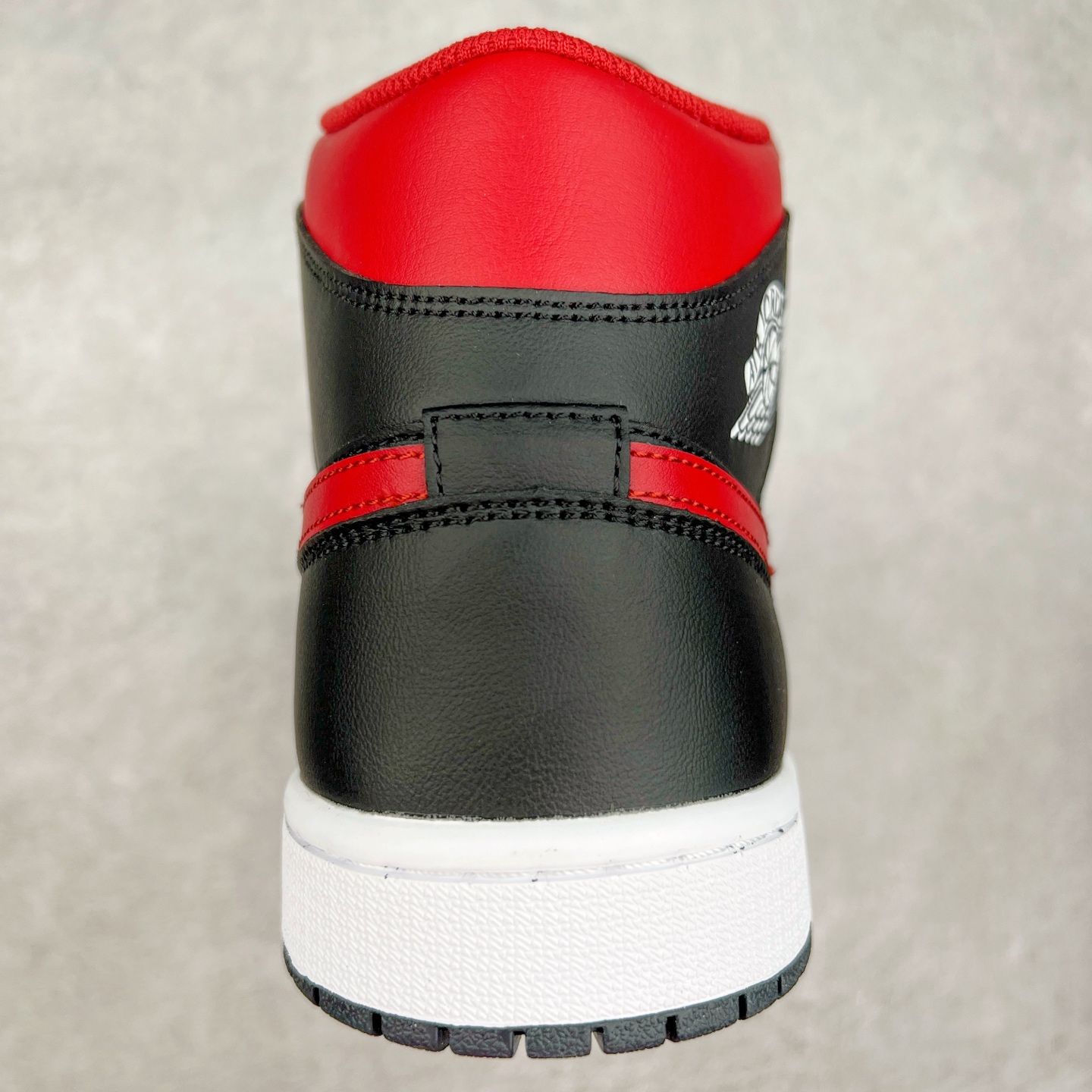 图片[8]-＃K版 Air Jordan AJ1 Mid 中帮 黑红 DQ8426-067 原厂内置全掌气垫 A模大底 头层小牛皮 鞋舌AJ原厂专用牛津布+AJ专用反口珍珠布+原厂无杂质高弹内里海棉 特殊封边弹力鞋带 全网唯一头层牛皮 原鞋开模 拒绝公底 购置公司同步原材料 原汁原味 忠于原版‼️尺码：36 36.5 37.5 38 38.5 39 40 40.5 41 42 42.5 43 44 44.5 45 46 47.5-选品中心