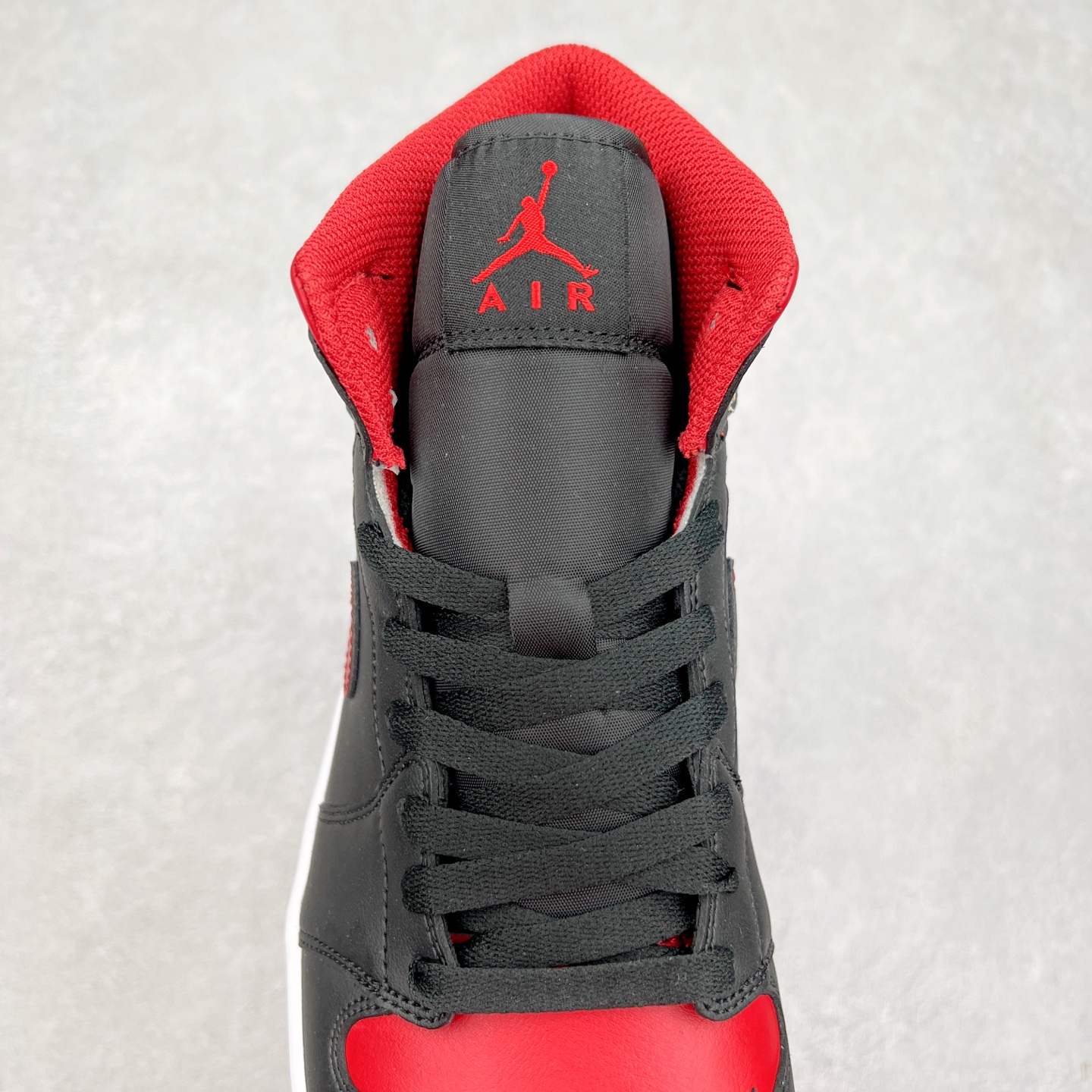 图片[5]-＃K版 Air Jordan AJ1 Mid 中帮 黑红 DQ8426-067 原厂内置全掌气垫 A模大底 头层小牛皮 鞋舌AJ原厂专用牛津布+AJ专用反口珍珠布+原厂无杂质高弹内里海棉 特殊封边弹力鞋带 全网唯一头层牛皮 原鞋开模 拒绝公底 购置公司同步原材料 原汁原味 忠于原版‼️尺码：36 36.5 37.5 38 38.5 39 40 40.5 41 42 42.5 43 44 44.5 45 46 47.5-选品中心