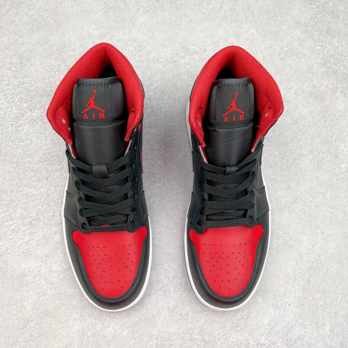 图片[2]-＃K版 Air Jordan AJ1 Mid 中帮 黑红 DQ8426-067 原厂内置全掌气垫 A模大底 头层小牛皮 鞋舌AJ原厂专用牛津布+AJ专用反口珍珠布+原厂无杂质高弹内里海棉 特殊封边弹力鞋带 全网唯一头层牛皮 原鞋开模 拒绝公底 购置公司同步原材料 原汁原味 忠于原版‼️尺码：36 36.5 37.5 38 38.5 39 40 40.5 41 42 42.5 43 44 44.5 45 46 47.5-选品中心