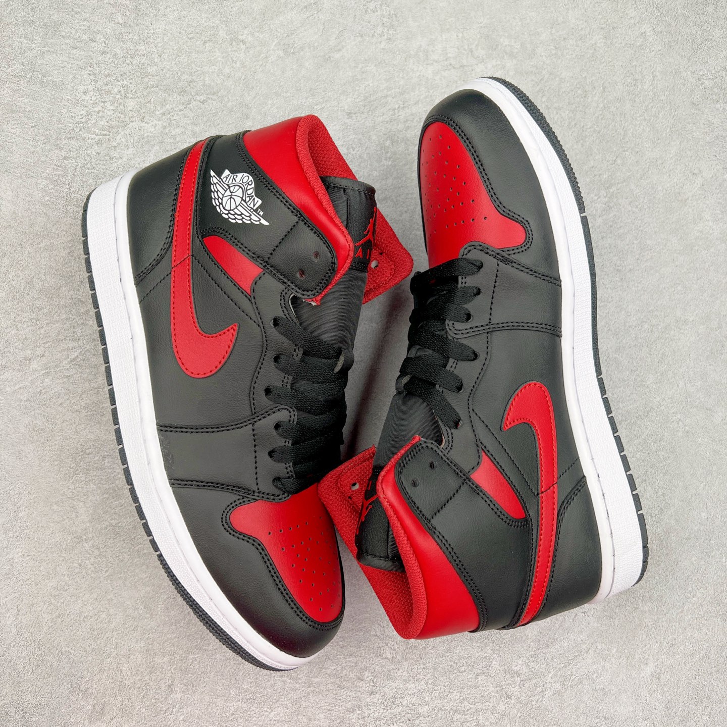 图片[3]-＃K版 Air Jordan AJ1 Mid 中帮 黑红 DQ8426-067 原厂内置全掌气垫 A模大底 头层小牛皮 鞋舌AJ原厂专用牛津布+AJ专用反口珍珠布+原厂无杂质高弹内里海棉 特殊封边弹力鞋带 全网唯一头层牛皮 原鞋开模 拒绝公底 购置公司同步原材料 原汁原味 忠于原版‼️尺码：36 36.5 37.5 38 38.5 39 40 40.5 41 42 42.5 43 44 44.5 45 46 47.5-选品中心
