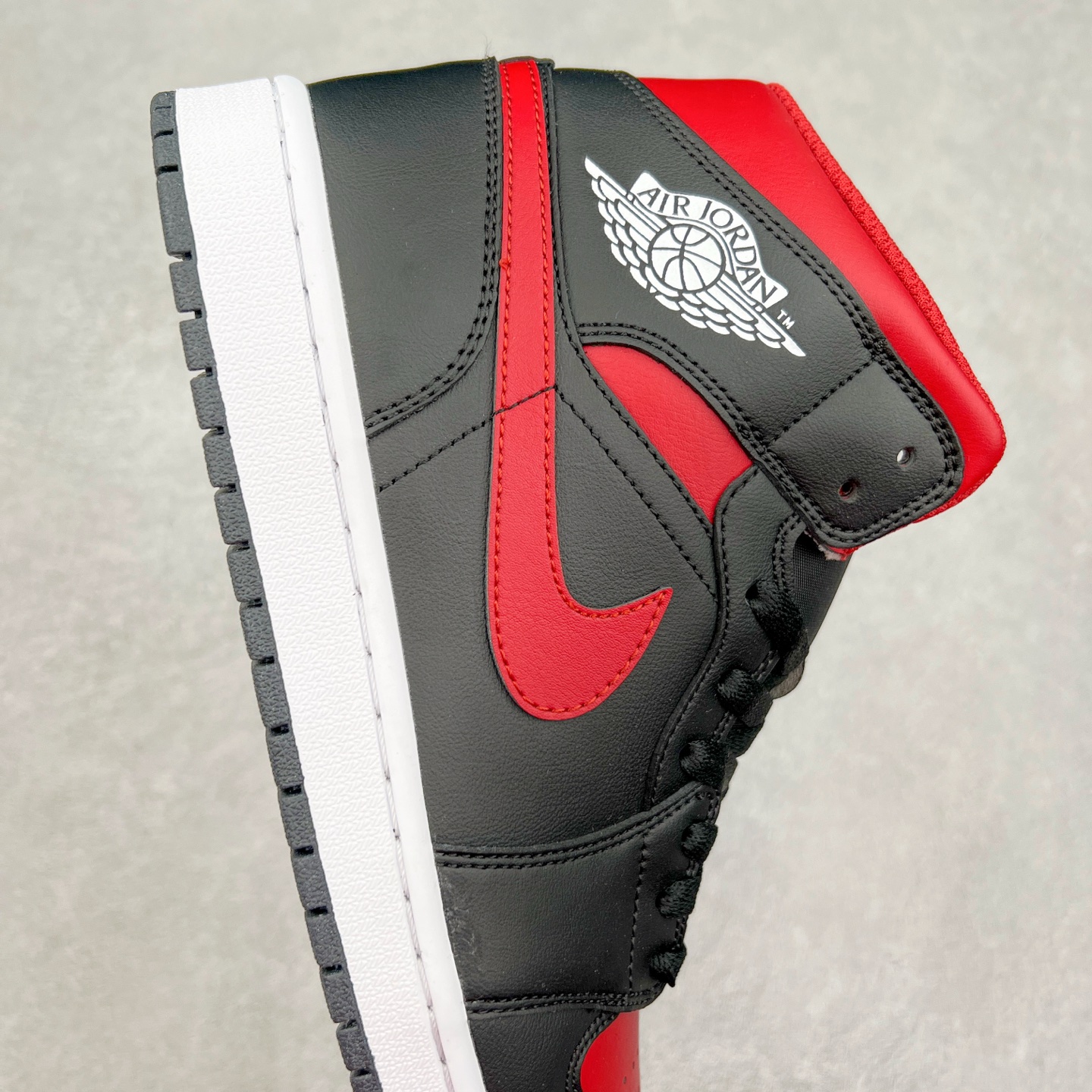图片[6]-＃K版 Air Jordan AJ1 Mid 中帮 黑红 DQ8426-067 原厂内置全掌气垫 A模大底 头层小牛皮 鞋舌AJ原厂专用牛津布+AJ专用反口珍珠布+原厂无杂质高弹内里海棉 特殊封边弹力鞋带 全网唯一头层牛皮 原鞋开模 拒绝公底 购置公司同步原材料 原汁原味 忠于原版‼️尺码：36 36.5 37.5 38 38.5 39 40 40.5 41 42 42.5 43 44 44.5 45 46 47.5-选品中心