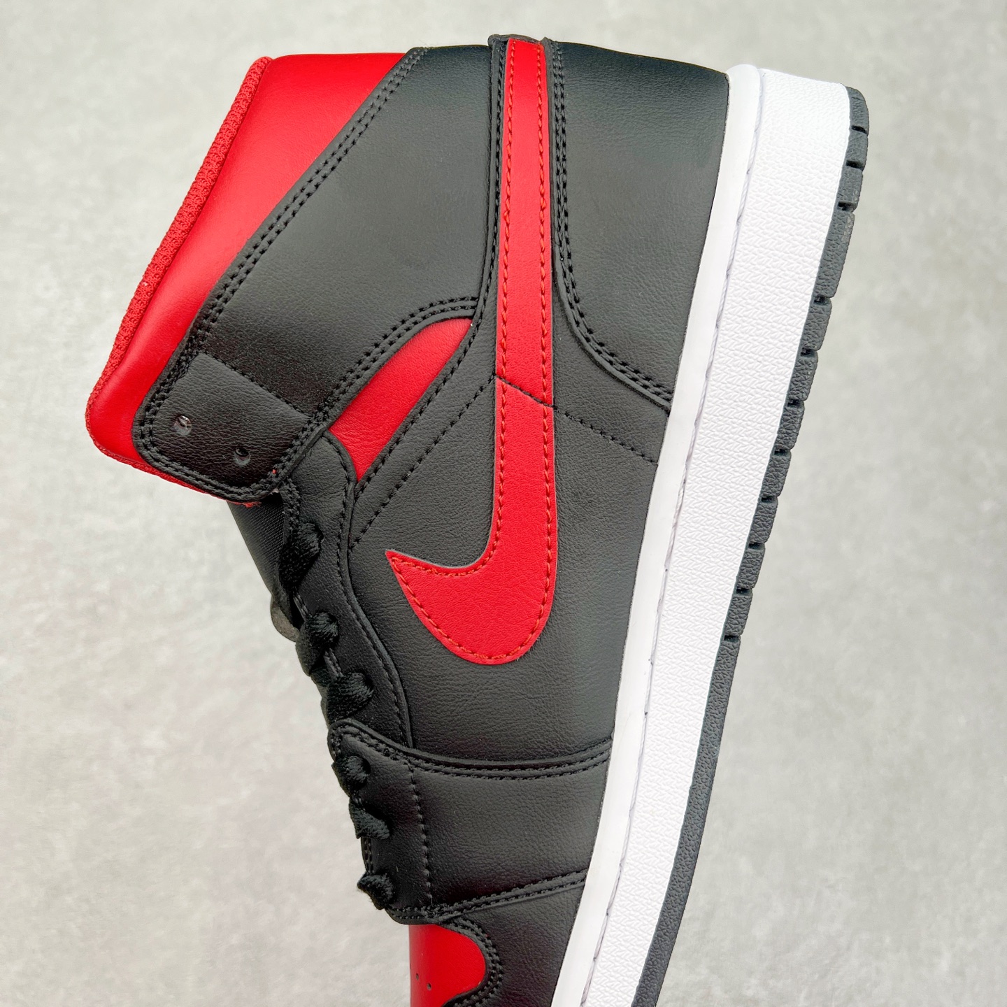 图片[7]-＃K版 Air Jordan AJ1 Mid 中帮 黑红 DQ8426-067 原厂内置全掌气垫 A模大底 头层小牛皮 鞋舌AJ原厂专用牛津布+AJ专用反口珍珠布+原厂无杂质高弹内里海棉 特殊封边弹力鞋带 全网唯一头层牛皮 原鞋开模 拒绝公底 购置公司同步原材料 原汁原味 忠于原版‼️尺码：36 36.5 37.5 38 38.5 39 40 40.5 41 42 42.5 43 44 44.5 45 46 47.5-选品中心