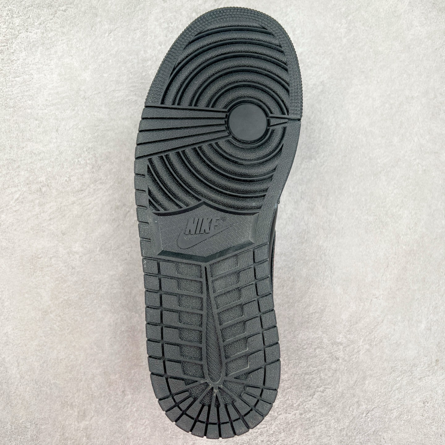 图片[9]-＃K版 Air Jordan AJ1 Mid 中帮 黑红 DQ8426-067 原厂内置全掌气垫 A模大底 头层小牛皮 鞋舌AJ原厂专用牛津布+AJ专用反口珍珠布+原厂无杂质高弹内里海棉 特殊封边弹力鞋带 全网唯一头层牛皮 原鞋开模 拒绝公底 购置公司同步原材料 原汁原味 忠于原版‼️尺码：36 36.5 37.5 38 38.5 39 40 40.5 41 42 42.5 43 44 44.5 45 46 47.5-选品中心