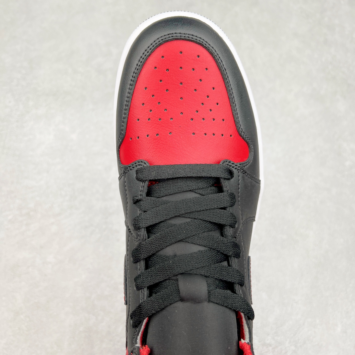 图片[4]-＃K版 Air Jordan AJ1 Mid 中帮 黑红 DQ8426-067 原厂内置全掌气垫 A模大底 头层小牛皮 鞋舌AJ原厂专用牛津布+AJ专用反口珍珠布+原厂无杂质高弹内里海棉 特殊封边弹力鞋带 全网唯一头层牛皮 原鞋开模 拒绝公底 购置公司同步原材料 原汁原味 忠于原版‼️尺码：36 36.5 37.5 38 38.5 39 40 40.5 41 42 42.5 43 44 44.5 45 46 47.5-选品中心