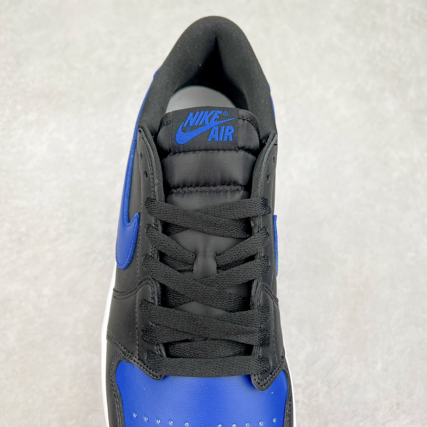 图片[5]-＃K版 Air Jordan AJ1 Low 低帮 黑蓝 IB1981-004 全新流水线出品 DT版本唯一平替选择 市场第二梯队最强版 全部原鞋开发 原楦原纸板开发 全鞋电脑针车 原厂内置全掌气垫 原盒内在原标 唯一Zp原版鞋带绑法 免检产品 全新2022版型 全头层皮料 完美零毛边处理 原厂配置全掌气垫 价格定位良心 几十个配色陆续出货 实拍调校N版已经零色差零失真 百分百还原实物色彩所见即所得 不存在货不对板色差等低级问题 选购参考实物拍摄 不混卖不参货 只用心做好货严格选品 承诺混一赔十 尺码：36 36.5 37.5 38 38.5 39 40 40.5 41 42 42.5 43 44 44.5 45-选品中心