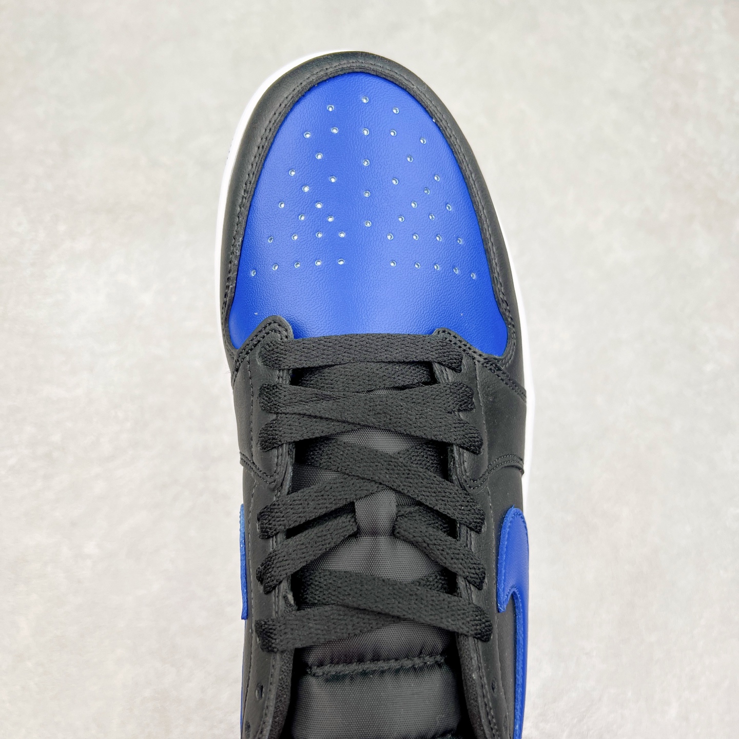 图片[4]-＃K版 Air Jordan AJ1 Low 低帮 黑蓝 IB1981-004 全新流水线出品 DT版本唯一平替选择 市场第二梯队最强版 全部原鞋开发 原楦原纸板开发 全鞋电脑针车 原厂内置全掌气垫 原盒内在原标 唯一Zp原版鞋带绑法 免检产品 全新2022版型 全头层皮料 完美零毛边处理 原厂配置全掌气垫 价格定位良心 几十个配色陆续出货 实拍调校N版已经零色差零失真 百分百还原实物色彩所见即所得 不存在货不对板色差等低级问题 选购参考实物拍摄 不混卖不参货 只用心做好货严格选品 承诺混一赔十 尺码：36 36.5 37.5 38 38.5 39 40 40.5 41 42 42.5 43 44 44.5 45-选品中心