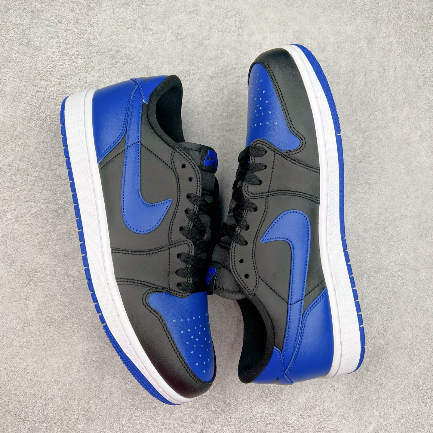 图片[3]-＃K版 Air Jordan AJ1 Low 低帮 黑蓝 IB1981-004 全新流水线出品 DT版本唯一平替选择 市场第二梯队最强版 全部原鞋开发 原楦原纸板开发 全鞋电脑针车 原厂内置全掌气垫 原盒内在原标 唯一Zp原版鞋带绑法 免检产品 全新2022版型 全头层皮料 完美零毛边处理 原厂配置全掌气垫 价格定位良心 几十个配色陆续出货 实拍调校N版已经零色差零失真 百分百还原实物色彩所见即所得 不存在货不对板色差等低级问题 选购参考实物拍摄 不混卖不参货 只用心做好货严格选品 承诺混一赔十 尺码：36 36.5 37.5 38 38.5 39 40 40.5 41 42 42.5 43 44 44.5 45-选品中心