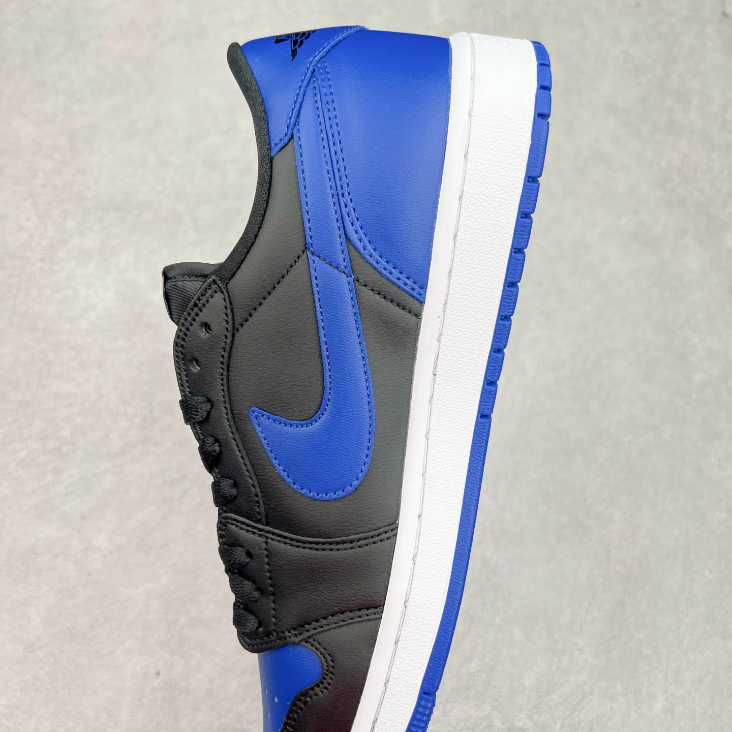 图片[7]-＃K版 Air Jordan AJ1 Low 低帮 黑蓝 IB1981-004 全新流水线出品 DT版本唯一平替选择 市场第二梯队最强版 全部原鞋开发 原楦原纸板开发 全鞋电脑针车 原厂内置全掌气垫 原盒内在原标 唯一Zp原版鞋带绑法 免检产品 全新2022版型 全头层皮料 完美零毛边处理 原厂配置全掌气垫 价格定位良心 几十个配色陆续出货 实拍调校N版已经零色差零失真 百分百还原实物色彩所见即所得 不存在货不对板色差等低级问题 选购参考实物拍摄 不混卖不参货 只用心做好货严格选品 承诺混一赔十 尺码：36 36.5 37.5 38 38.5 39 40 40.5 41 42 42.5 43 44 44.5 45-选品中心