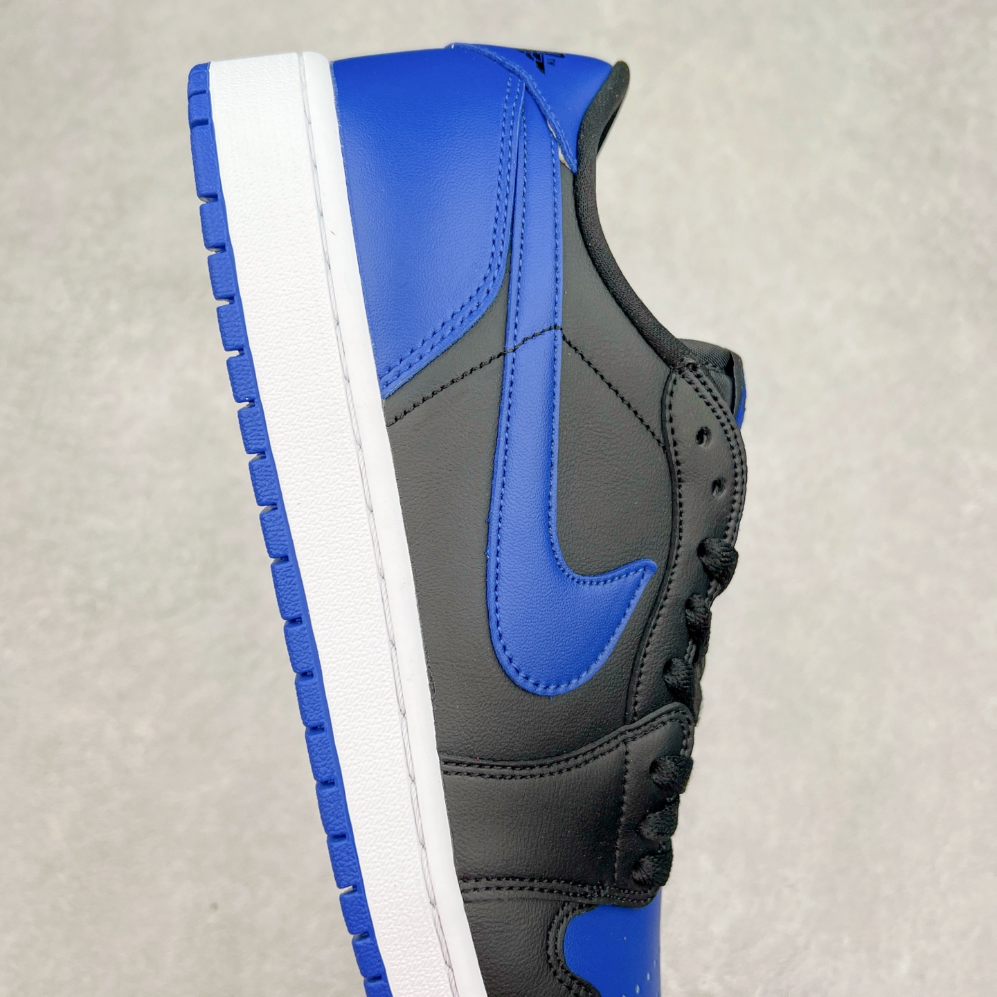 图片[6]-＃K版 Air Jordan AJ1 Low 低帮 黑蓝 IB1981-004 全新流水线出品 DT版本唯一平替选择 市场第二梯队最强版 全部原鞋开发 原楦原纸板开发 全鞋电脑针车 原厂内置全掌气垫 原盒内在原标 唯一Zp原版鞋带绑法 免检产品 全新2022版型 全头层皮料 完美零毛边处理 原厂配置全掌气垫 价格定位良心 几十个配色陆续出货 实拍调校N版已经零色差零失真 百分百还原实物色彩所见即所得 不存在货不对板色差等低级问题 选购参考实物拍摄 不混卖不参货 只用心做好货严格选品 承诺混一赔十 尺码：36 36.5 37.5 38 38.5 39 40 40.5 41 42 42.5 43 44 44.5 45-选品中心