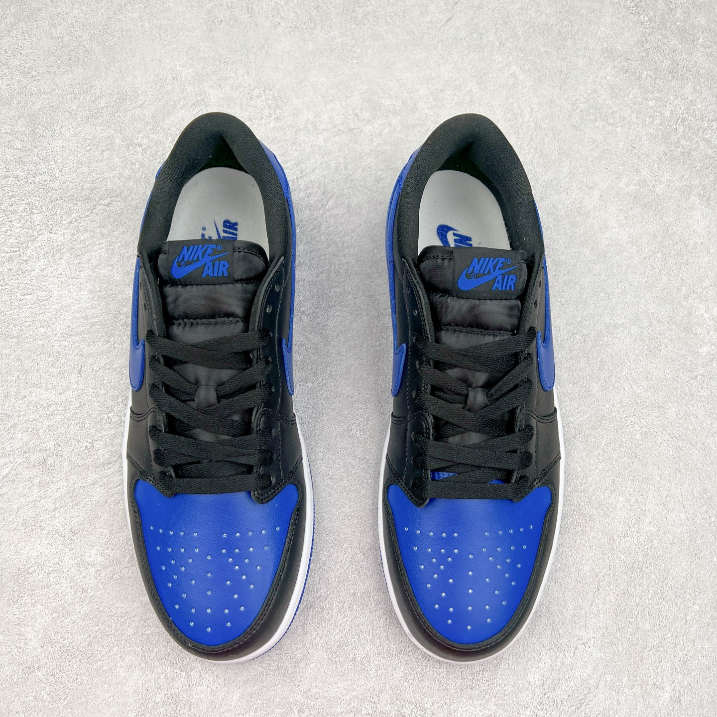 图片[2]-＃K版 Air Jordan AJ1 Low 低帮 黑蓝 IB1981-004 全新流水线出品 DT版本唯一平替选择 市场第二梯队最强版 全部原鞋开发 原楦原纸板开发 全鞋电脑针车 原厂内置全掌气垫 原盒内在原标 唯一Zp原版鞋带绑法 免检产品 全新2022版型 全头层皮料 完美零毛边处理 原厂配置全掌气垫 价格定位良心 几十个配色陆续出货 实拍调校N版已经零色差零失真 百分百还原实物色彩所见即所得 不存在货不对板色差等低级问题 选购参考实物拍摄 不混卖不参货 只用心做好货严格选品 承诺混一赔十 尺码：36 36.5 37.5 38 38.5 39 40 40.5 41 42 42.5 43 44 44.5 45-选品中心