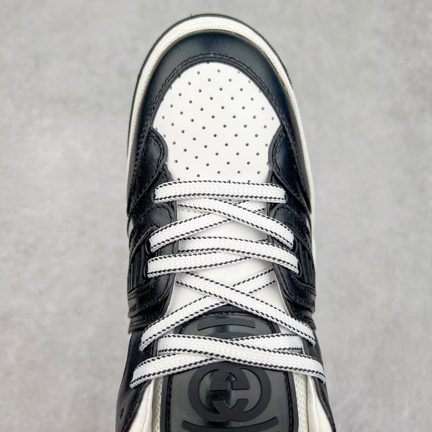 图片[4]-＃福利特价 Gucci Basket Low Sneaker 经典篮球原型系列低帮复古与时尚兼容的运动球鞋 此款高帮古驰篮球鞋融入标志性元素和细节 完美彰显球场美学之风 加之使用全新材料制成 采用与鞣制技法相当的工艺 使其具备柔软及可延展的优良特性 触摸间肉眼可见其细腻纹理质感 原楦原纸版数据开发版型 全套专柜2021抹茶色配件及包装物 采用超软头层磨砂小牛皮饰片及头层磨砂皮革鞋面材质 内里嵌入柔顺网织布物料 超软皮内里脚垫 正确毛巾抓绒内里 纯手工轻度做旧效果 缓震乳胶贴合真皮革鞋垫 正确无缝隔色TPR双层组合鞋底模 尺码：35/45-选品中心