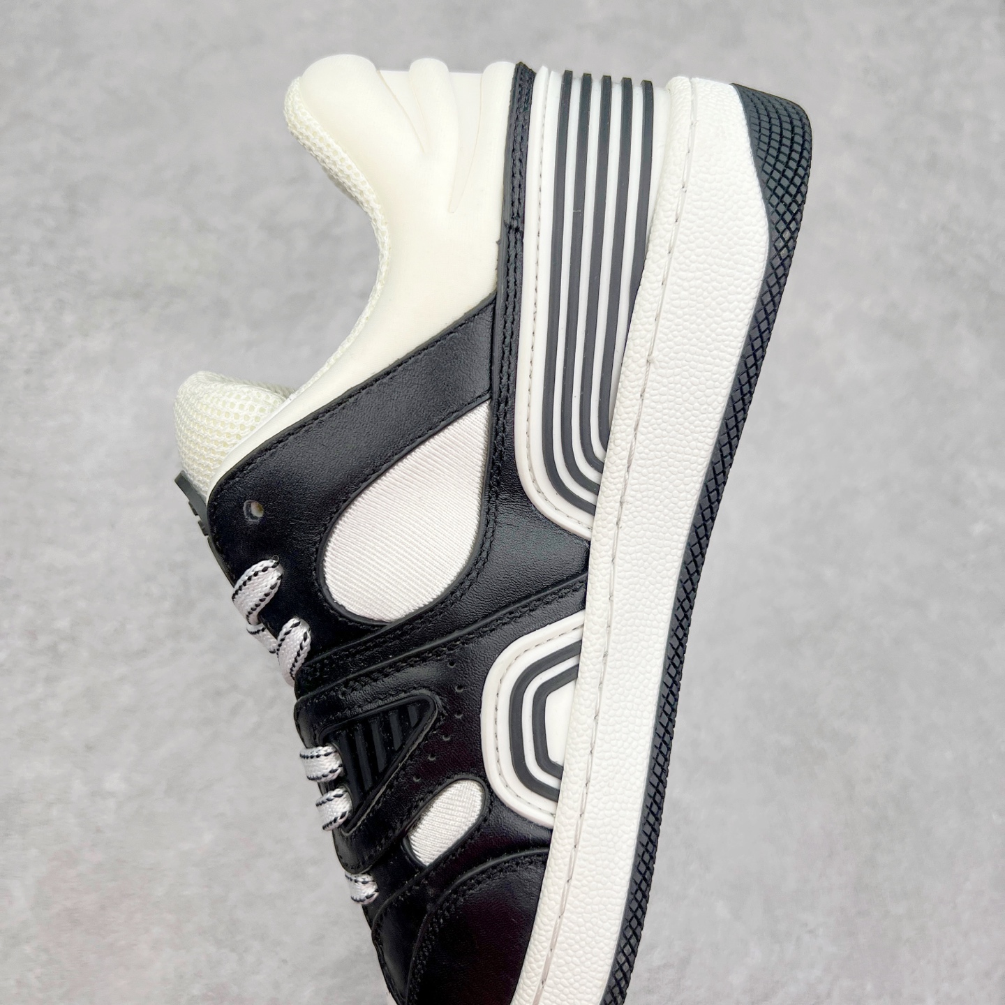 图片[7]-＃福利特价 Gucci Basket Low Sneaker 经典篮球原型系列低帮复古与时尚兼容的运动球鞋 此款高帮古驰篮球鞋融入标志性元素和细节 完美彰显球场美学之风 加之使用全新材料制成 采用与鞣制技法相当的工艺 使其具备柔软及可延展的优良特性 触摸间肉眼可见其细腻纹理质感 原楦原纸版数据开发版型 全套专柜2021抹茶色配件及包装物 采用超软头层磨砂小牛皮饰片及头层磨砂皮革鞋面材质 内里嵌入柔顺网织布物料 超软皮内里脚垫 正确毛巾抓绒内里 纯手工轻度做旧效果 缓震乳胶贴合真皮革鞋垫 正确无缝隔色TPR双层组合鞋底模 尺码：35/45-选品中心