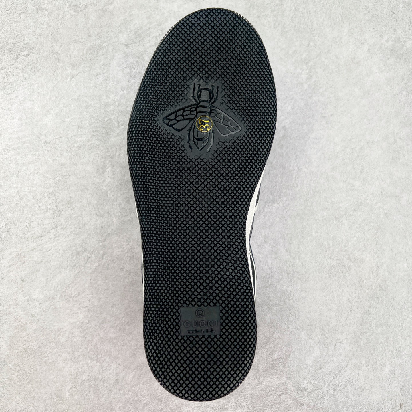 图片[9]-＃福利特价 Gucci Basket Low Sneaker 经典篮球原型系列低帮复古与时尚兼容的运动球鞋 此款高帮古驰篮球鞋融入标志性元素和细节 完美彰显球场美学之风 加之使用全新材料制成 采用与鞣制技法相当的工艺 使其具备柔软及可延展的优良特性 触摸间肉眼可见其细腻纹理质感 原楦原纸版数据开发版型 全套专柜2021抹茶色配件及包装物 采用超软头层磨砂小牛皮饰片及头层磨砂皮革鞋面材质 内里嵌入柔顺网织布物料 超软皮内里脚垫 正确毛巾抓绒内里 纯手工轻度做旧效果 缓震乳胶贴合真皮革鞋垫 正确无缝隔色TPR双层组合鞋底模 尺码：35/45-选品中心