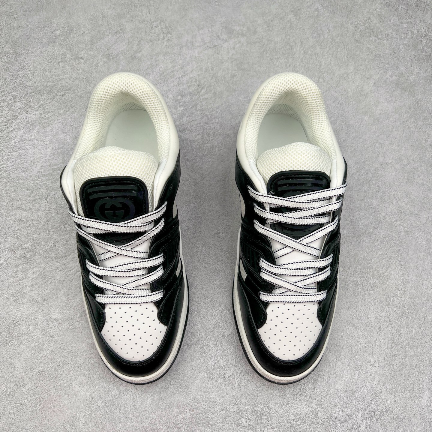 图片[2]-＃福利特价 Gucci Basket Low Sneaker 经典篮球原型系列低帮复古与时尚兼容的运动球鞋 此款高帮古驰篮球鞋融入标志性元素和细节 完美彰显球场美学之风 加之使用全新材料制成 采用与鞣制技法相当的工艺 使其具备柔软及可延展的优良特性 触摸间肉眼可见其细腻纹理质感 原楦原纸版数据开发版型 全套专柜2021抹茶色配件及包装物 采用超软头层磨砂小牛皮饰片及头层磨砂皮革鞋面材质 内里嵌入柔顺网织布物料 超软皮内里脚垫 正确毛巾抓绒内里 纯手工轻度做旧效果 缓震乳胶贴合真皮革鞋垫 正确无缝隔色TPR双层组合鞋底模 尺码：35/45-选品中心