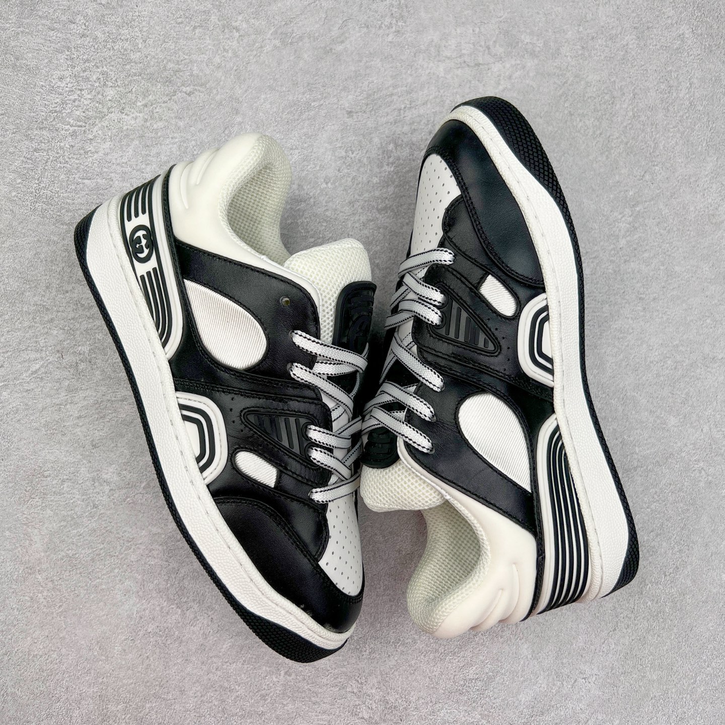 图片[3]-＃福利特价 Gucci Basket Low Sneaker 经典篮球原型系列低帮复古与时尚兼容的运动球鞋 此款高帮古驰篮球鞋融入标志性元素和细节 完美彰显球场美学之风 加之使用全新材料制成 采用与鞣制技法相当的工艺 使其具备柔软及可延展的优良特性 触摸间肉眼可见其细腻纹理质感 原楦原纸版数据开发版型 全套专柜2021抹茶色配件及包装物 采用超软头层磨砂小牛皮饰片及头层磨砂皮革鞋面材质 内里嵌入柔顺网织布物料 超软皮内里脚垫 正确毛巾抓绒内里 纯手工轻度做旧效果 缓震乳胶贴合真皮革鞋垫 正确无缝隔色TPR双层组合鞋底模 尺码：35/45-选品中心