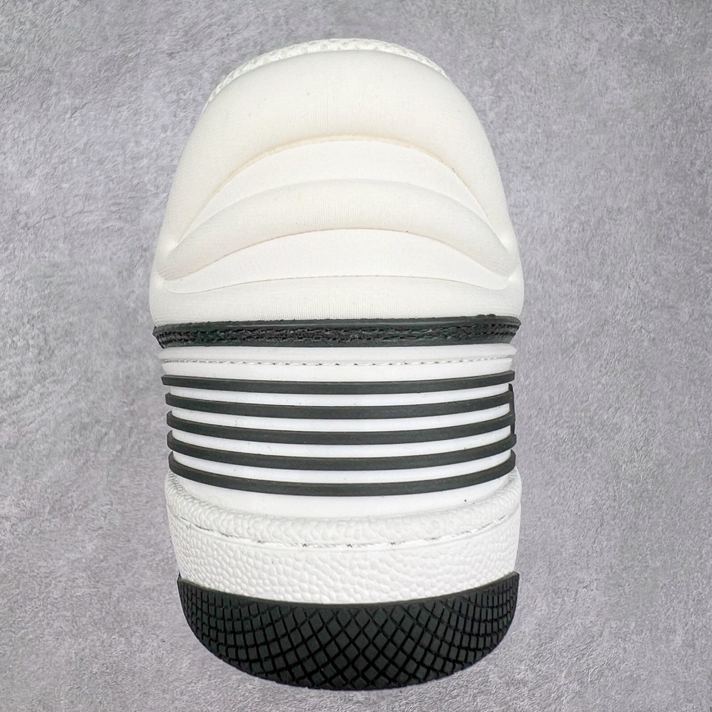 图片[8]-＃福利特价 Gucci Basket Low Sneaker 经典篮球原型系列低帮复古与时尚兼容的运动球鞋 此款高帮古驰篮球鞋融入标志性元素和细节 完美彰显球场美学之风 加之使用全新材料制成 采用与鞣制技法相当的工艺 使其具备柔软及可延展的优良特性 触摸间肉眼可见其细腻纹理质感 原楦原纸版数据开发版型 全套专柜2021抹茶色配件及包装物 采用超软头层磨砂小牛皮饰片及头层磨砂皮革鞋面材质 内里嵌入柔顺网织布物料 超软皮内里脚垫 正确毛巾抓绒内里 纯手工轻度做旧效果 缓震乳胶贴合真皮革鞋垫 正确无缝隔色TPR双层组合鞋底模 尺码：35/45-选品中心