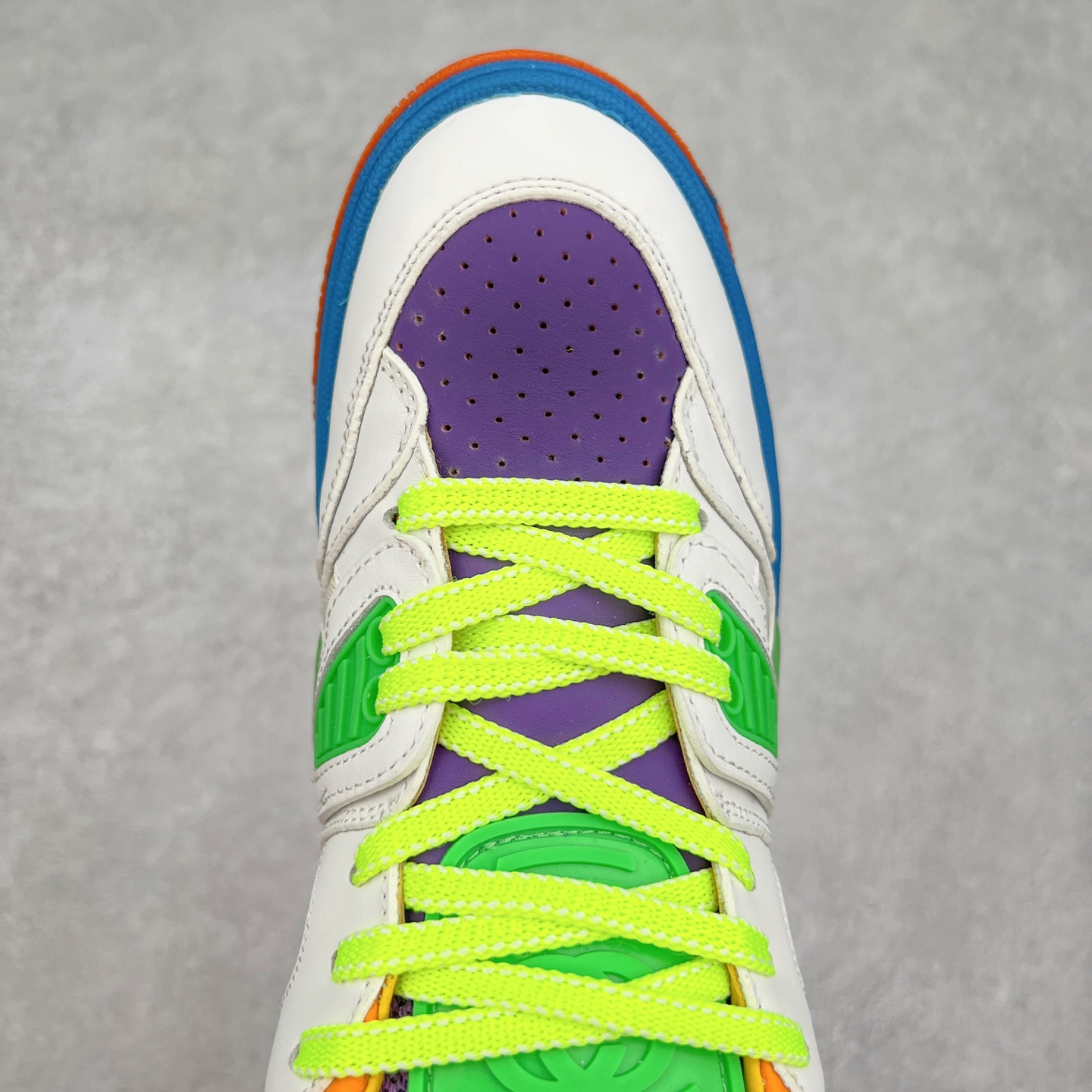 图片[4]-＃福利特价 Gucci Basket Low Sneaker 经典篮球原型系列低帮复古与时尚兼容的运动球鞋 此款高帮古驰篮球鞋融入标志性元素和细节 完美彰显球场美学之风 加之使用全新材料制成 采用与鞣制技法相当的工艺 使其具备柔软及可延展的优良特性 触摸间肉眼可见其细腻纹理质感 原楦原纸版数据开发版型 全套专柜2021抹茶色配件及包装物 采用超软头层磨砂小牛皮饰片及头层磨砂皮革鞋面材质 内里嵌入柔顺网织布物料 超软皮内里脚垫 正确毛巾抓绒内里 纯手工轻度做旧效果 缓震乳胶贴合真皮革鞋垫 正确无缝隔色TPR双层组合鞋底模 尺码：35/45-选品中心