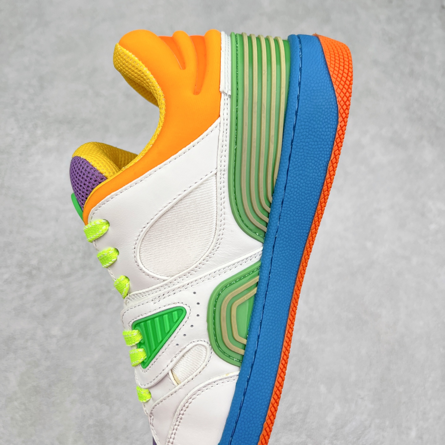 图片[7]-＃福利特价 Gucci Basket Low Sneaker 经典篮球原型系列低帮复古与时尚兼容的运动球鞋 此款高帮古驰篮球鞋融入标志性元素和细节 完美彰显球场美学之风 加之使用全新材料制成 采用与鞣制技法相当的工艺 使其具备柔软及可延展的优良特性 触摸间肉眼可见其细腻纹理质感 原楦原纸版数据开发版型 全套专柜2021抹茶色配件及包装物 采用超软头层磨砂小牛皮饰片及头层磨砂皮革鞋面材质 内里嵌入柔顺网织布物料 超软皮内里脚垫 正确毛巾抓绒内里 纯手工轻度做旧效果 缓震乳胶贴合真皮革鞋垫 正确无缝隔色TPR双层组合鞋底模 尺码：35/45-选品中心