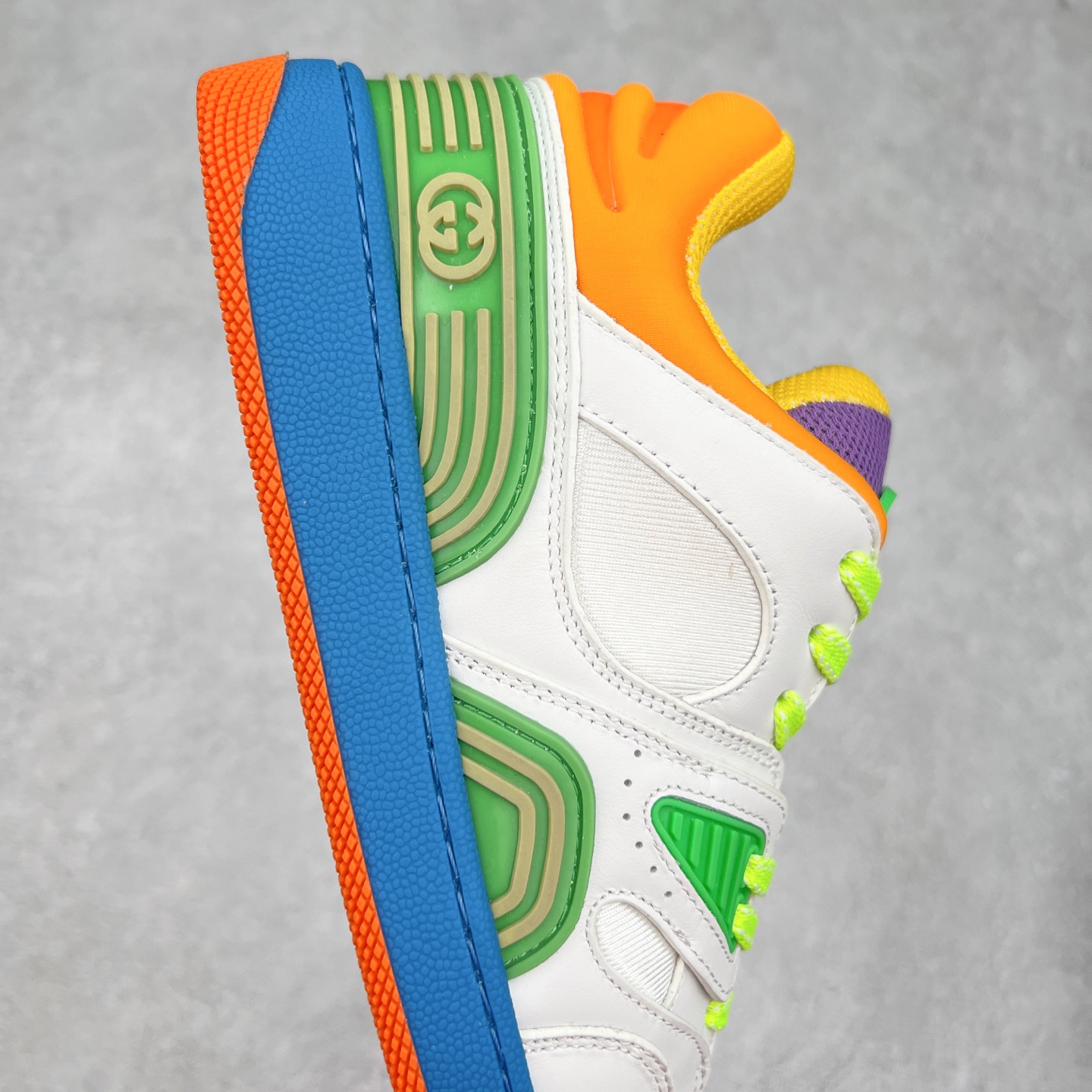 图片[6]-＃福利特价 Gucci Basket Low Sneaker 经典篮球原型系列低帮复古与时尚兼容的运动球鞋 此款高帮古驰篮球鞋融入标志性元素和细节 完美彰显球场美学之风 加之使用全新材料制成 采用与鞣制技法相当的工艺 使其具备柔软及可延展的优良特性 触摸间肉眼可见其细腻纹理质感 原楦原纸版数据开发版型 全套专柜2021抹茶色配件及包装物 采用超软头层磨砂小牛皮饰片及头层磨砂皮革鞋面材质 内里嵌入柔顺网织布物料 超软皮内里脚垫 正确毛巾抓绒内里 纯手工轻度做旧效果 缓震乳胶贴合真皮革鞋垫 正确无缝隔色TPR双层组合鞋底模 尺码：35/45-选品中心