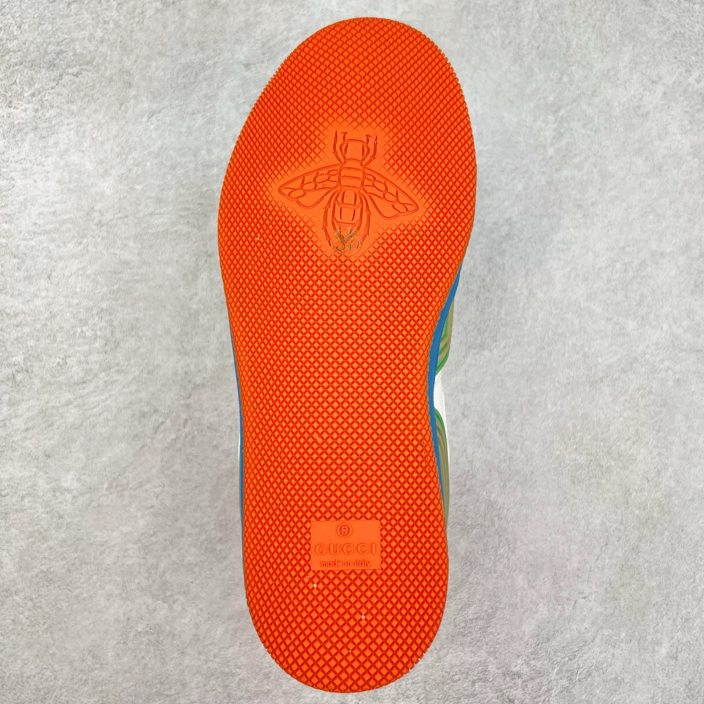 图片[9]-＃福利特价 Gucci Basket Low Sneaker 经典篮球原型系列低帮复古与时尚兼容的运动球鞋 此款高帮古驰篮球鞋融入标志性元素和细节 完美彰显球场美学之风 加之使用全新材料制成 采用与鞣制技法相当的工艺 使其具备柔软及可延展的优良特性 触摸间肉眼可见其细腻纹理质感 原楦原纸版数据开发版型 全套专柜2021抹茶色配件及包装物 采用超软头层磨砂小牛皮饰片及头层磨砂皮革鞋面材质 内里嵌入柔顺网织布物料 超软皮内里脚垫 正确毛巾抓绒内里 纯手工轻度做旧效果 缓震乳胶贴合真皮革鞋垫 正确无缝隔色TPR双层组合鞋底模 尺码：35/45-选品中心