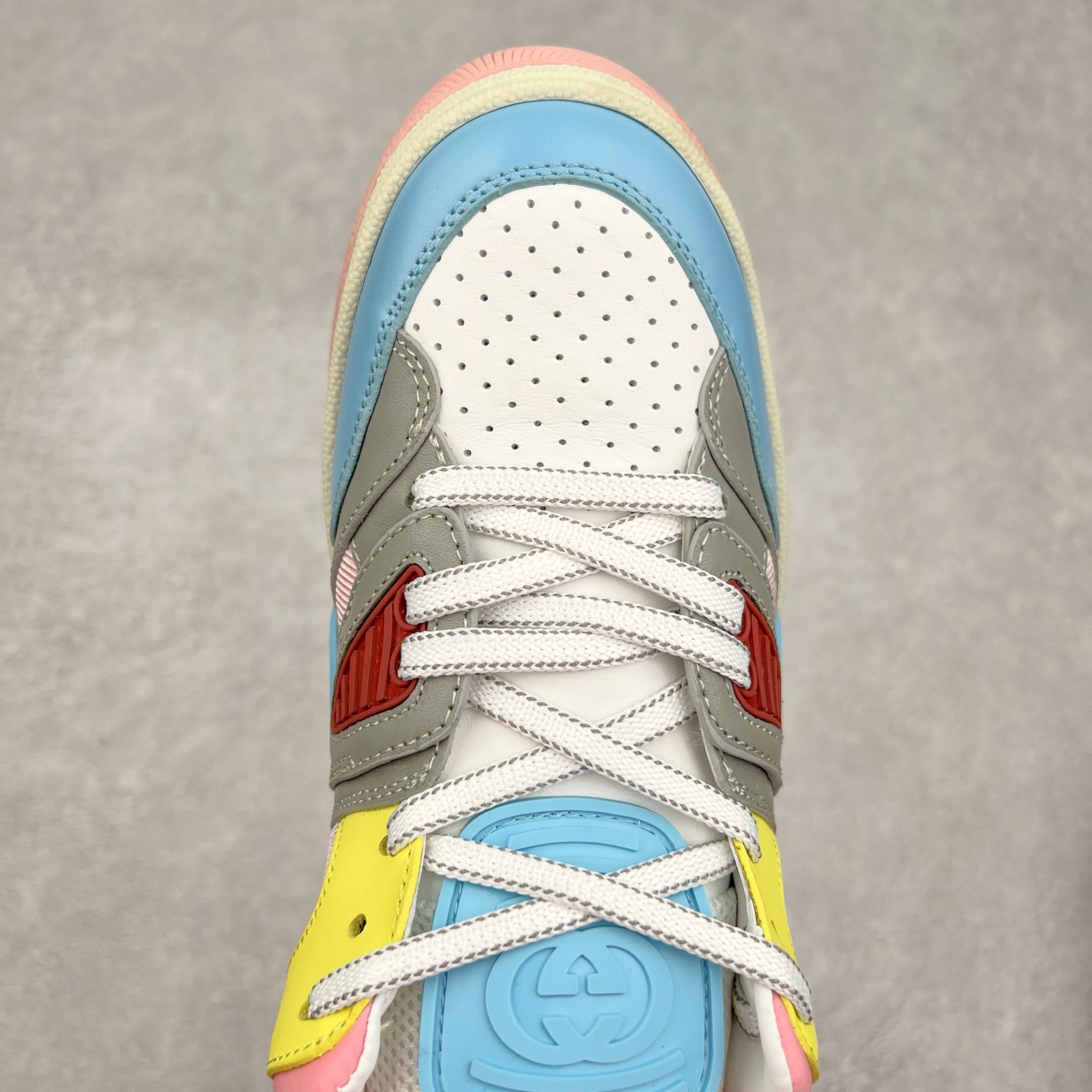 图片[4]-＃福利特价 Gucci Basket Low Sneaker 经典篮球原型系列低帮复古与时尚兼容的运动球鞋 此款高帮古驰篮球鞋融入标志性元素和细节 完美彰显球场美学之风 加之使用全新材料制成 采用与鞣制技法相当的工艺 使其具备柔软及可延展的优良特性 触摸间肉眼可见其细腻纹理质感 原楦原纸版数据开发版型 全套专柜2021抹茶色配件及包装物 采用超软头层磨砂小牛皮饰片及头层磨砂皮革鞋面材质 内里嵌入柔顺网织布物料 超软皮内里脚垫 正确毛巾抓绒内里 纯手工轻度做旧效果 缓震乳胶贴合真皮革鞋垫 正确无缝隔色TPR双层组合鞋底模 尺码：35/45-选品中心