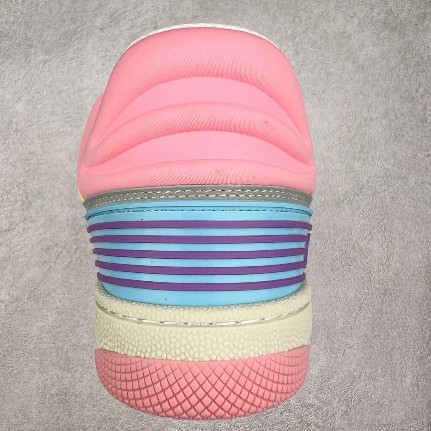 图片[8]-＃福利特价 Gucci Basket Low Sneaker 经典篮球原型系列低帮复古与时尚兼容的运动球鞋 此款高帮古驰篮球鞋融入标志性元素和细节 完美彰显球场美学之风 加之使用全新材料制成 采用与鞣制技法相当的工艺 使其具备柔软及可延展的优良特性 触摸间肉眼可见其细腻纹理质感 原楦原纸版数据开发版型 全套专柜2021抹茶色配件及包装物 采用超软头层磨砂小牛皮饰片及头层磨砂皮革鞋面材质 内里嵌入柔顺网织布物料 超软皮内里脚垫 正确毛巾抓绒内里 纯手工轻度做旧效果 缓震乳胶贴合真皮革鞋垫 正确无缝隔色TPR双层组合鞋底模 尺码：35/45-选品中心