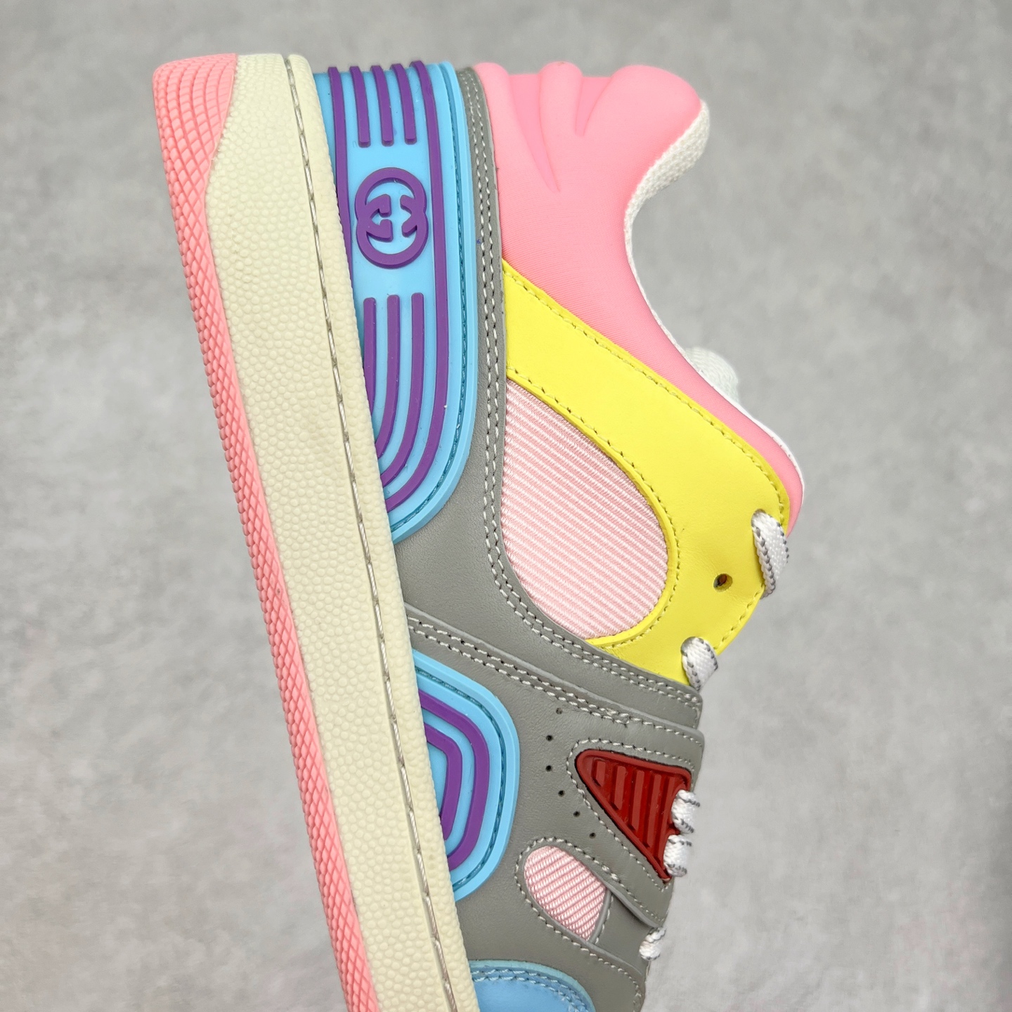 图片[6]-＃福利特价 Gucci Basket Low Sneaker 经典篮球原型系列低帮复古与时尚兼容的运动球鞋 此款高帮古驰篮球鞋融入标志性元素和细节 完美彰显球场美学之风 加之使用全新材料制成 采用与鞣制技法相当的工艺 使其具备柔软及可延展的优良特性 触摸间肉眼可见其细腻纹理质感 原楦原纸版数据开发版型 全套专柜2021抹茶色配件及包装物 采用超软头层磨砂小牛皮饰片及头层磨砂皮革鞋面材质 内里嵌入柔顺网织布物料 超软皮内里脚垫 正确毛巾抓绒内里 纯手工轻度做旧效果 缓震乳胶贴合真皮革鞋垫 正确无缝隔色TPR双层组合鞋底模 尺码：35/45-选品中心