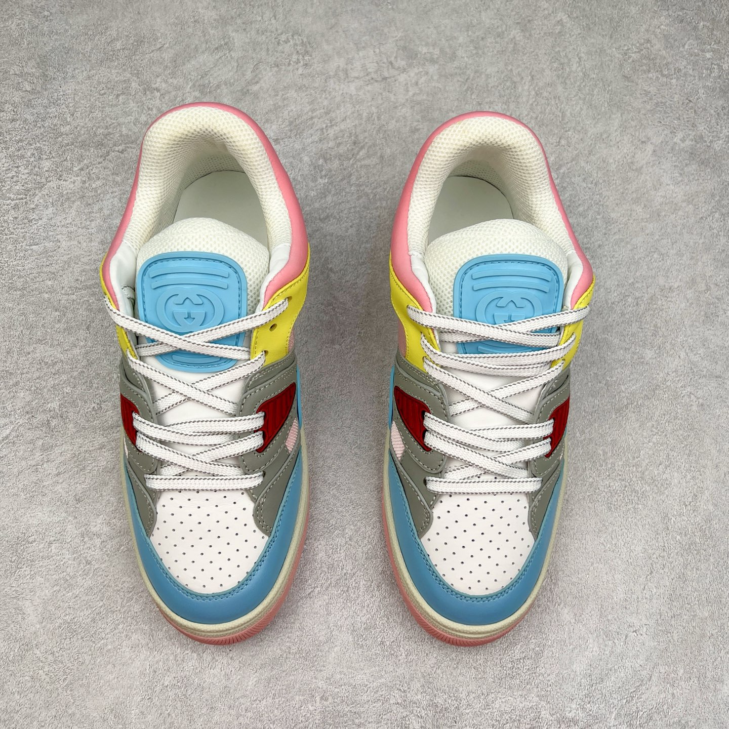 图片[2]-＃福利特价 Gucci Basket Low Sneaker 经典篮球原型系列低帮复古与时尚兼容的运动球鞋 此款高帮古驰篮球鞋融入标志性元素和细节 完美彰显球场美学之风 加之使用全新材料制成 采用与鞣制技法相当的工艺 使其具备柔软及可延展的优良特性 触摸间肉眼可见其细腻纹理质感 原楦原纸版数据开发版型 全套专柜2021抹茶色配件及包装物 采用超软头层磨砂小牛皮饰片及头层磨砂皮革鞋面材质 内里嵌入柔顺网织布物料 超软皮内里脚垫 正确毛巾抓绒内里 纯手工轻度做旧效果 缓震乳胶贴合真皮革鞋垫 正确无缝隔色TPR双层组合鞋底模 尺码：35/45-选品中心