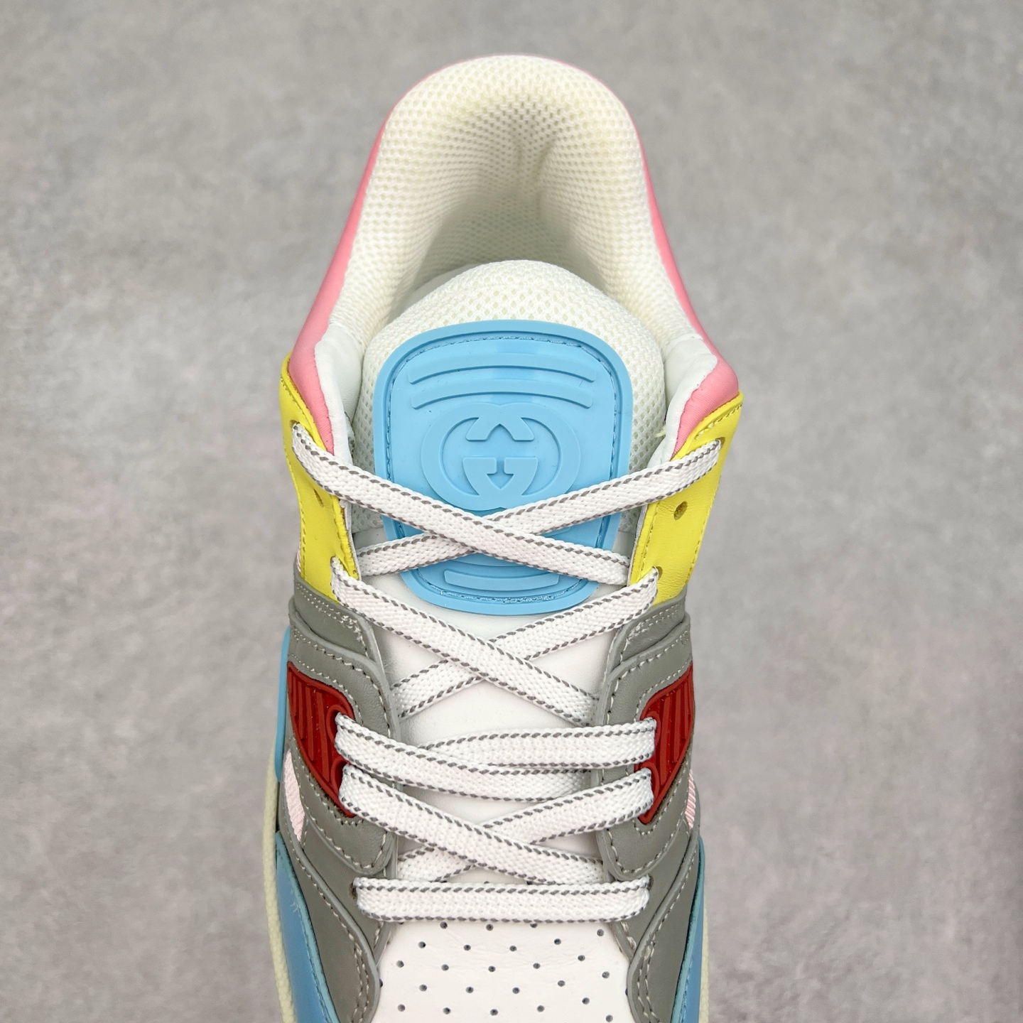 图片[5]-＃福利特价 Gucci Basket Low Sneaker 经典篮球原型系列低帮复古与时尚兼容的运动球鞋 此款高帮古驰篮球鞋融入标志性元素和细节 完美彰显球场美学之风 加之使用全新材料制成 采用与鞣制技法相当的工艺 使其具备柔软及可延展的优良特性 触摸间肉眼可见其细腻纹理质感 原楦原纸版数据开发版型 全套专柜2021抹茶色配件及包装物 采用超软头层磨砂小牛皮饰片及头层磨砂皮革鞋面材质 内里嵌入柔顺网织布物料 超软皮内里脚垫 正确毛巾抓绒内里 纯手工轻度做旧效果 缓震乳胶贴合真皮革鞋垫 正确无缝隔色TPR双层组合鞋底模 尺码：35/45-选品中心