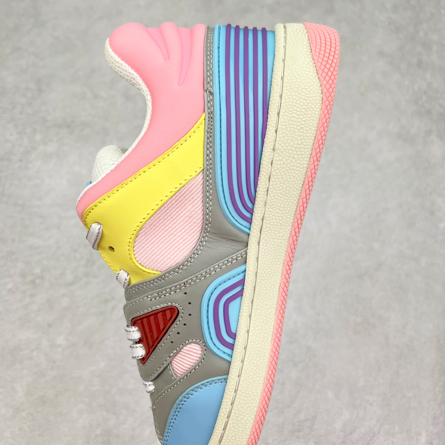 图片[7]-＃福利特价 Gucci Basket Low Sneaker 经典篮球原型系列低帮复古与时尚兼容的运动球鞋 此款高帮古驰篮球鞋融入标志性元素和细节 完美彰显球场美学之风 加之使用全新材料制成 采用与鞣制技法相当的工艺 使其具备柔软及可延展的优良特性 触摸间肉眼可见其细腻纹理质感 原楦原纸版数据开发版型 全套专柜2021抹茶色配件及包装物 采用超软头层磨砂小牛皮饰片及头层磨砂皮革鞋面材质 内里嵌入柔顺网织布物料 超软皮内里脚垫 正确毛巾抓绒内里 纯手工轻度做旧效果 缓震乳胶贴合真皮革鞋垫 正确无缝隔色TPR双层组合鞋底模 尺码：35/45-选品中心