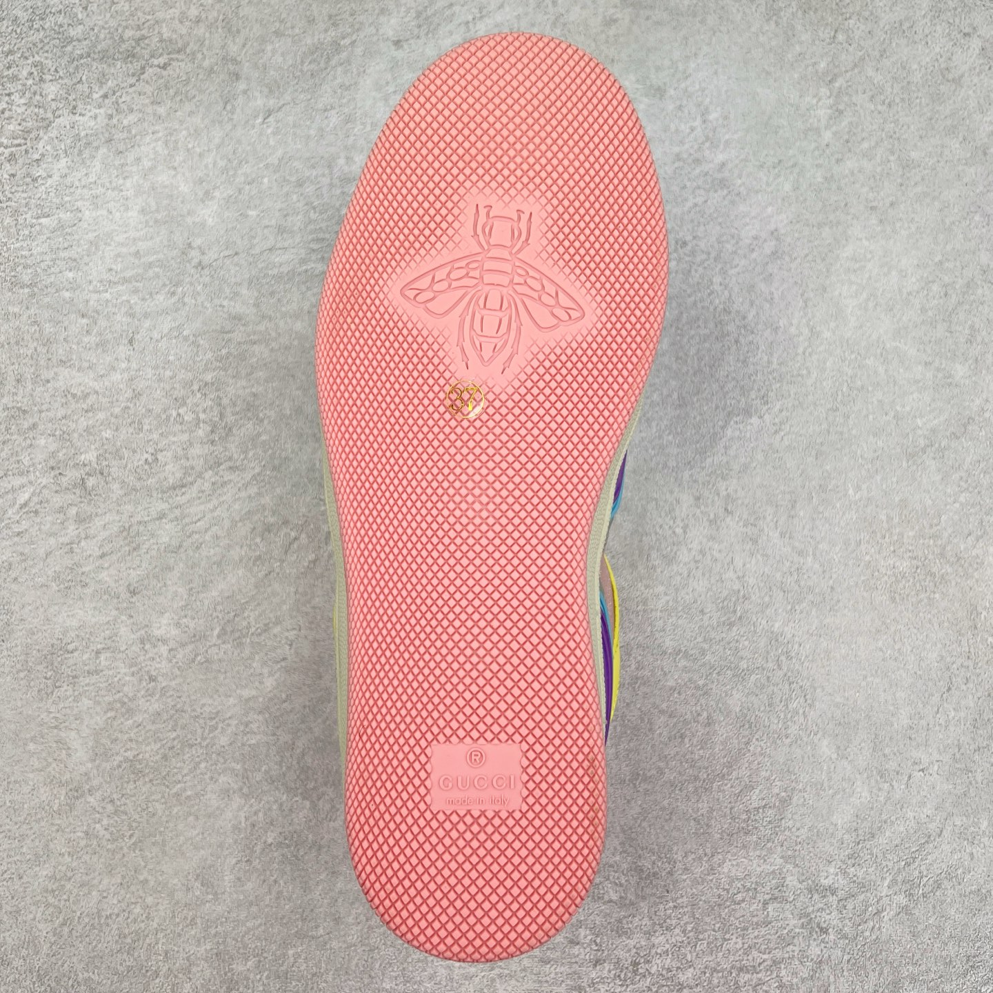 图片[9]-＃福利特价 Gucci Basket Low Sneaker 经典篮球原型系列低帮复古与时尚兼容的运动球鞋 此款高帮古驰篮球鞋融入标志性元素和细节 完美彰显球场美学之风 加之使用全新材料制成 采用与鞣制技法相当的工艺 使其具备柔软及可延展的优良特性 触摸间肉眼可见其细腻纹理质感 原楦原纸版数据开发版型 全套专柜2021抹茶色配件及包装物 采用超软头层磨砂小牛皮饰片及头层磨砂皮革鞋面材质 内里嵌入柔顺网织布物料 超软皮内里脚垫 正确毛巾抓绒内里 纯手工轻度做旧效果 缓震乳胶贴合真皮革鞋垫 正确无缝隔色TPR双层组合鞋底模 尺码：35/45-选品中心