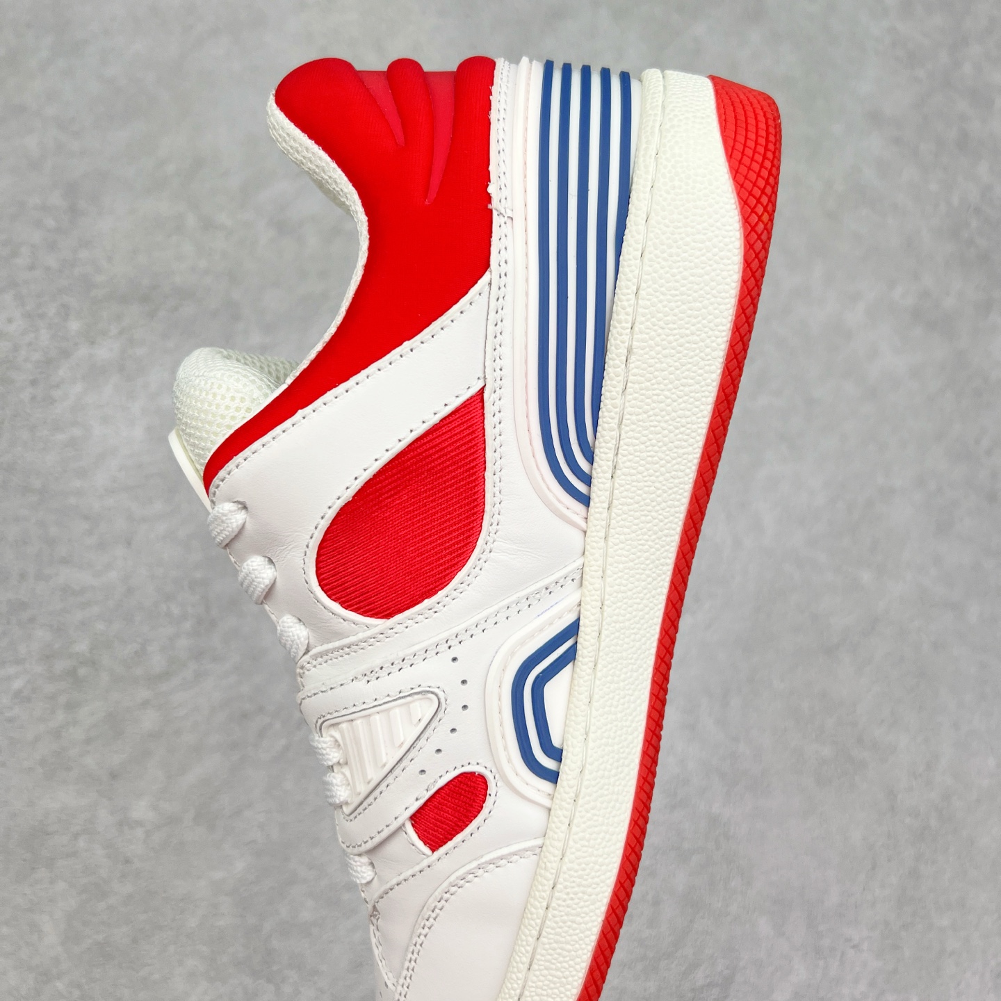 图片[7]-＃福利特价 Gucci Basket Low Sneaker 经典篮球原型系列低帮复古与时尚兼容的运动球鞋 此款高帮古驰篮球鞋融入标志性元素和细节 完美彰显球场美学之风 加之使用全新材料制成 采用与鞣制技法相当的工艺 使其具备柔软及可延展的优良特性 触摸间肉眼可见其细腻纹理质感 原楦原纸版数据开发版型 全套专柜2021抹茶色配件及包装物 采用超软头层磨砂小牛皮饰片及头层磨砂皮革鞋面材质 内里嵌入柔顺网织布物料 超软皮内里脚垫 正确毛巾抓绒内里 纯手工轻度做旧效果 缓震乳胶贴合真皮革鞋垫 正确无缝隔色TPR双层组合鞋底模 尺码：35/45-选品中心