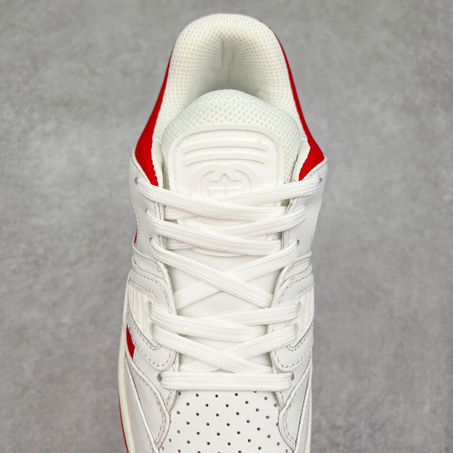 图片[5]-＃福利特价 Gucci Basket Low Sneaker 经典篮球原型系列低帮复古与时尚兼容的运动球鞋 此款高帮古驰篮球鞋融入标志性元素和细节 完美彰显球场美学之风 加之使用全新材料制成 采用与鞣制技法相当的工艺 使其具备柔软及可延展的优良特性 触摸间肉眼可见其细腻纹理质感 原楦原纸版数据开发版型 全套专柜2021抹茶色配件及包装物 采用超软头层磨砂小牛皮饰片及头层磨砂皮革鞋面材质 内里嵌入柔顺网织布物料 超软皮内里脚垫 正确毛巾抓绒内里 纯手工轻度做旧效果 缓震乳胶贴合真皮革鞋垫 正确无缝隔色TPR双层组合鞋底模 尺码：35/45-选品中心