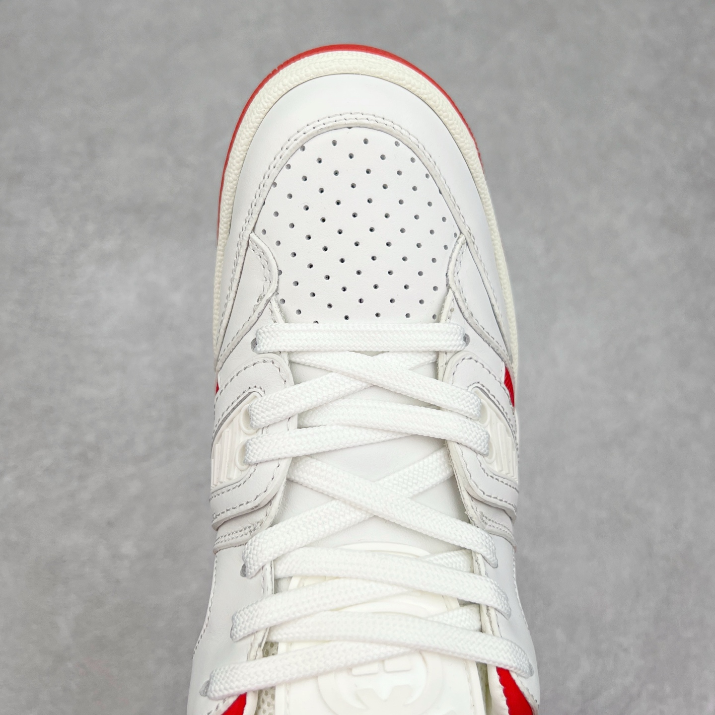 图片[4]-＃福利特价 Gucci Basket Low Sneaker 经典篮球原型系列低帮复古与时尚兼容的运动球鞋 此款高帮古驰篮球鞋融入标志性元素和细节 完美彰显球场美学之风 加之使用全新材料制成 采用与鞣制技法相当的工艺 使其具备柔软及可延展的优良特性 触摸间肉眼可见其细腻纹理质感 原楦原纸版数据开发版型 全套专柜2021抹茶色配件及包装物 采用超软头层磨砂小牛皮饰片及头层磨砂皮革鞋面材质 内里嵌入柔顺网织布物料 超软皮内里脚垫 正确毛巾抓绒内里 纯手工轻度做旧效果 缓震乳胶贴合真皮革鞋垫 正确无缝隔色TPR双层组合鞋底模 尺码：35/45-选品中心