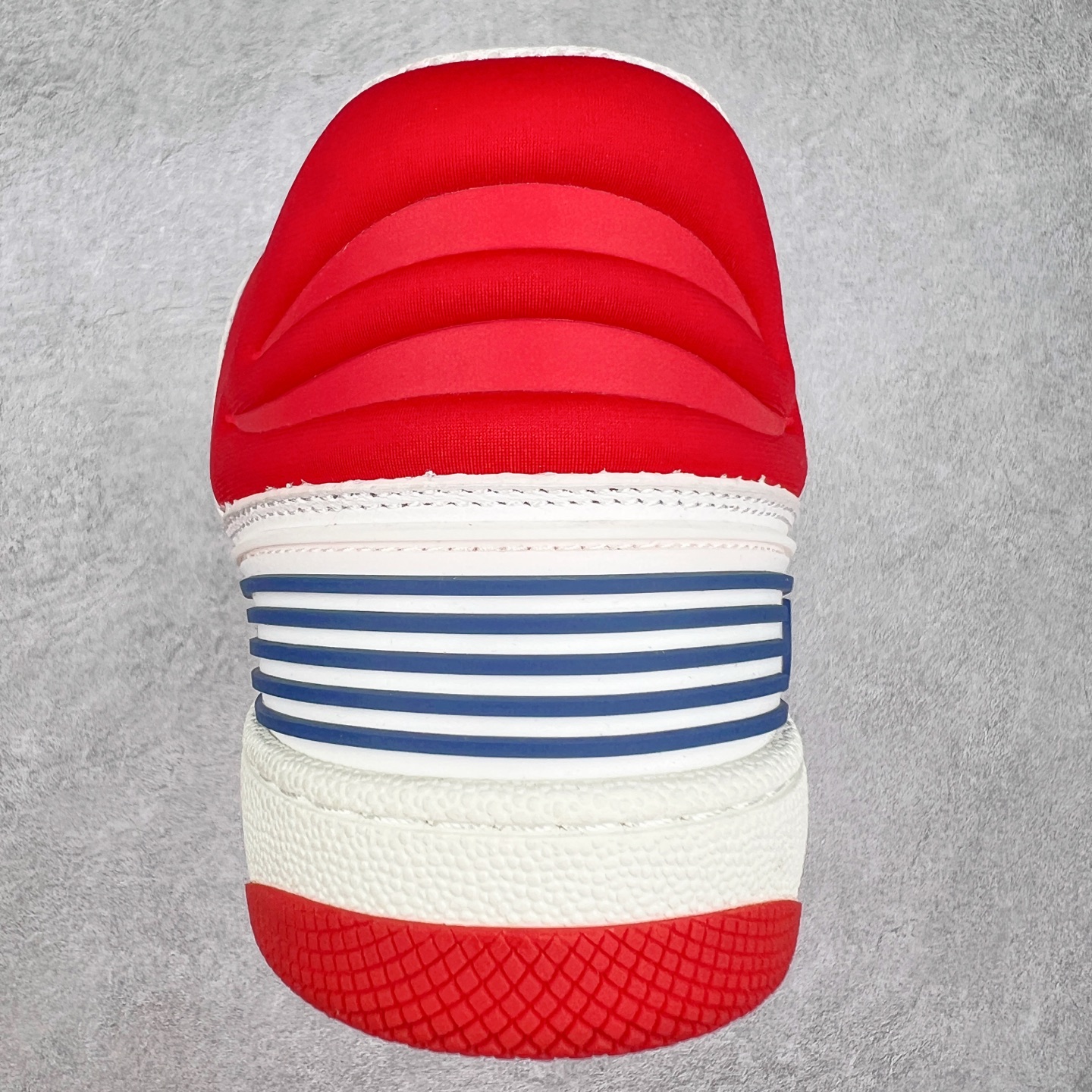 图片[8]-＃福利特价 Gucci Basket Low Sneaker 经典篮球原型系列低帮复古与时尚兼容的运动球鞋 此款高帮古驰篮球鞋融入标志性元素和细节 完美彰显球场美学之风 加之使用全新材料制成 采用与鞣制技法相当的工艺 使其具备柔软及可延展的优良特性 触摸间肉眼可见其细腻纹理质感 原楦原纸版数据开发版型 全套专柜2021抹茶色配件及包装物 采用超软头层磨砂小牛皮饰片及头层磨砂皮革鞋面材质 内里嵌入柔顺网织布物料 超软皮内里脚垫 正确毛巾抓绒内里 纯手工轻度做旧效果 缓震乳胶贴合真皮革鞋垫 正确无缝隔色TPR双层组合鞋底模 尺码：35/45-选品中心