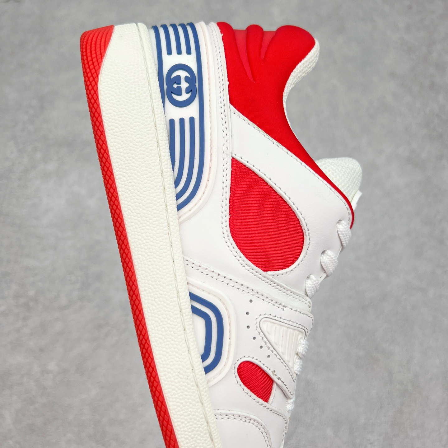 图片[6]-＃福利特价 Gucci Basket Low Sneaker 经典篮球原型系列低帮复古与时尚兼容的运动球鞋 此款高帮古驰篮球鞋融入标志性元素和细节 完美彰显球场美学之风 加之使用全新材料制成 采用与鞣制技法相当的工艺 使其具备柔软及可延展的优良特性 触摸间肉眼可见其细腻纹理质感 原楦原纸版数据开发版型 全套专柜2021抹茶色配件及包装物 采用超软头层磨砂小牛皮饰片及头层磨砂皮革鞋面材质 内里嵌入柔顺网织布物料 超软皮内里脚垫 正确毛巾抓绒内里 纯手工轻度做旧效果 缓震乳胶贴合真皮革鞋垫 正确无缝隔色TPR双层组合鞋底模 尺码：35/45-选品中心