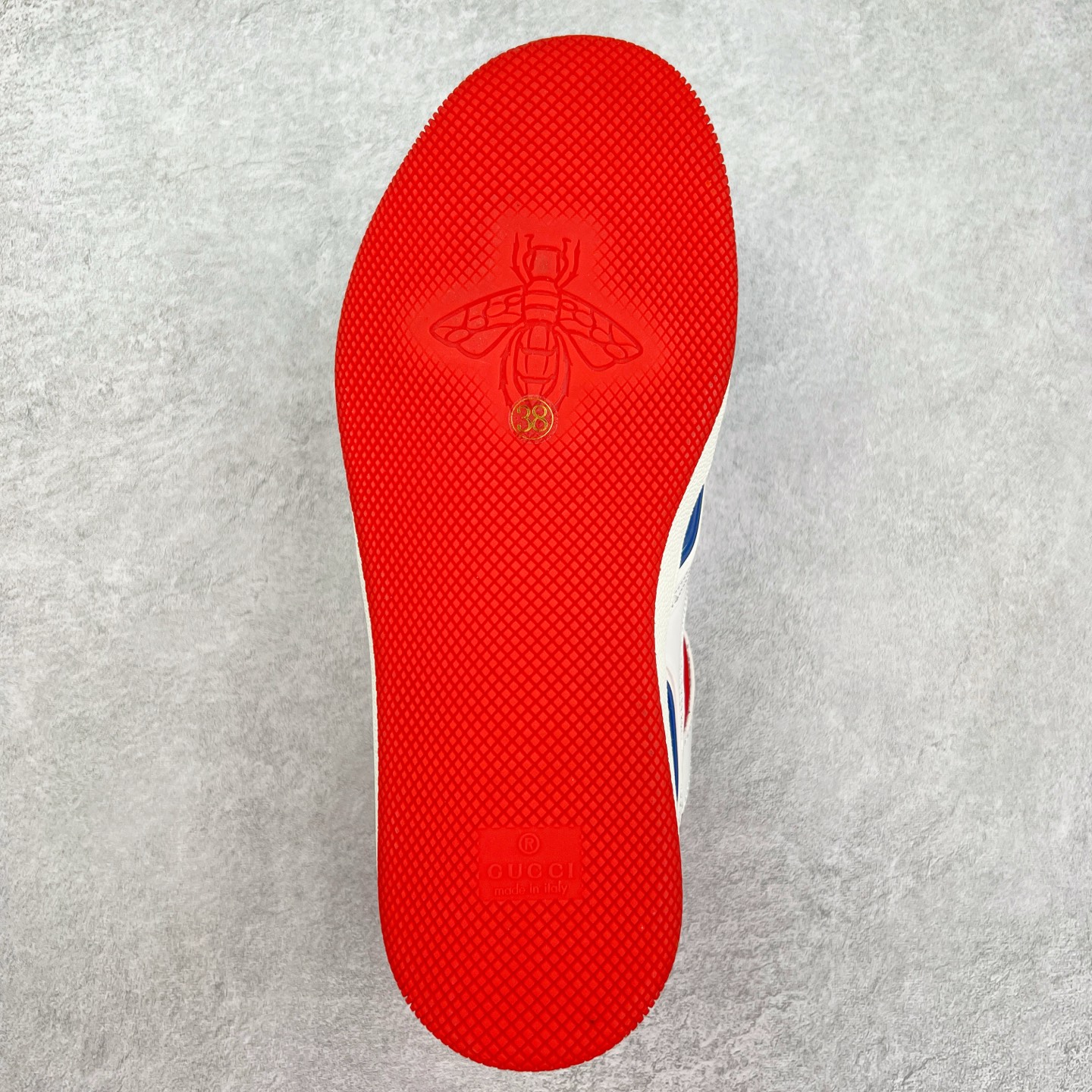 图片[9]-＃福利特价 Gucci Basket Low Sneaker 经典篮球原型系列低帮复古与时尚兼容的运动球鞋 此款高帮古驰篮球鞋融入标志性元素和细节 完美彰显球场美学之风 加之使用全新材料制成 采用与鞣制技法相当的工艺 使其具备柔软及可延展的优良特性 触摸间肉眼可见其细腻纹理质感 原楦原纸版数据开发版型 全套专柜2021抹茶色配件及包装物 采用超软头层磨砂小牛皮饰片及头层磨砂皮革鞋面材质 内里嵌入柔顺网织布物料 超软皮内里脚垫 正确毛巾抓绒内里 纯手工轻度做旧效果 缓震乳胶贴合真皮革鞋垫 正确无缝隔色TPR双层组合鞋底模 尺码：35/45-选品中心