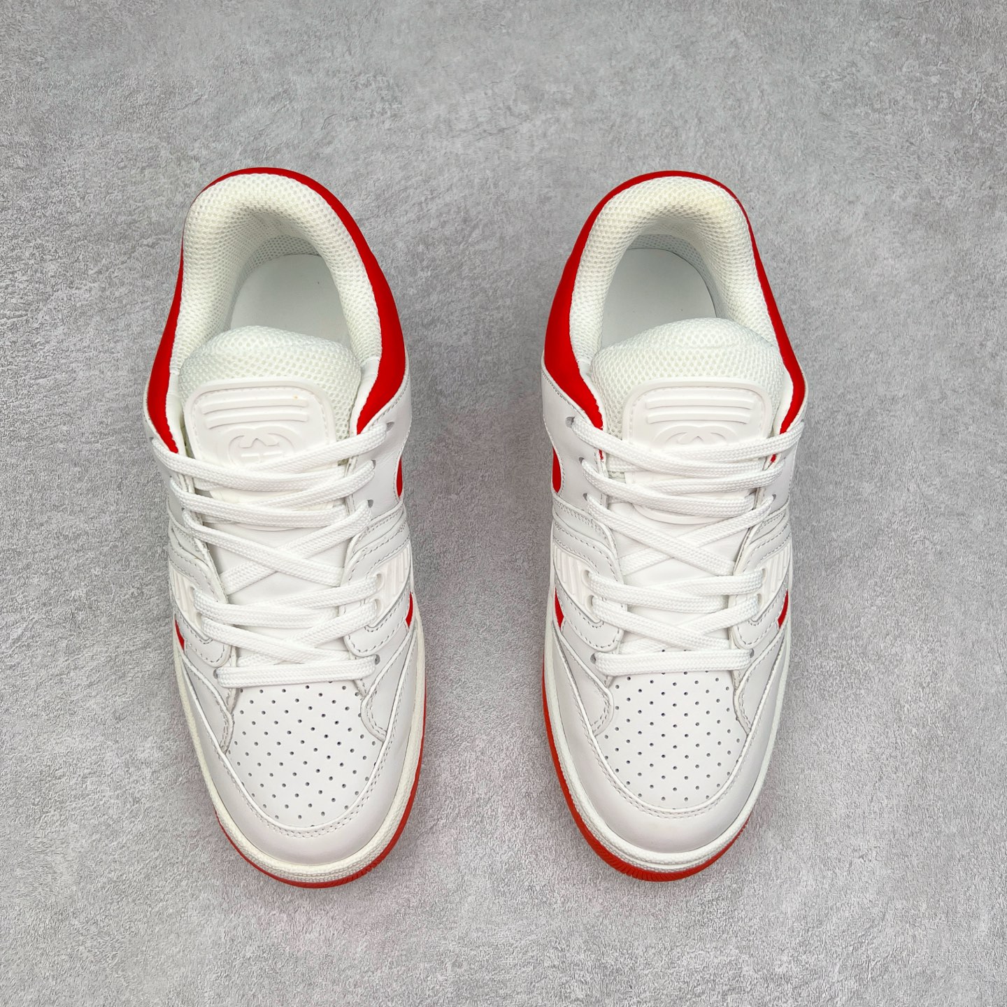 图片[2]-＃福利特价 Gucci Basket Low Sneaker 经典篮球原型系列低帮复古与时尚兼容的运动球鞋 此款高帮古驰篮球鞋融入标志性元素和细节 完美彰显球场美学之风 加之使用全新材料制成 采用与鞣制技法相当的工艺 使其具备柔软及可延展的优良特性 触摸间肉眼可见其细腻纹理质感 原楦原纸版数据开发版型 全套专柜2021抹茶色配件及包装物 采用超软头层磨砂小牛皮饰片及头层磨砂皮革鞋面材质 内里嵌入柔顺网织布物料 超软皮内里脚垫 正确毛巾抓绒内里 纯手工轻度做旧效果 缓震乳胶贴合真皮革鞋垫 正确无缝隔色TPR双层组合鞋底模 尺码：35/45-选品中心