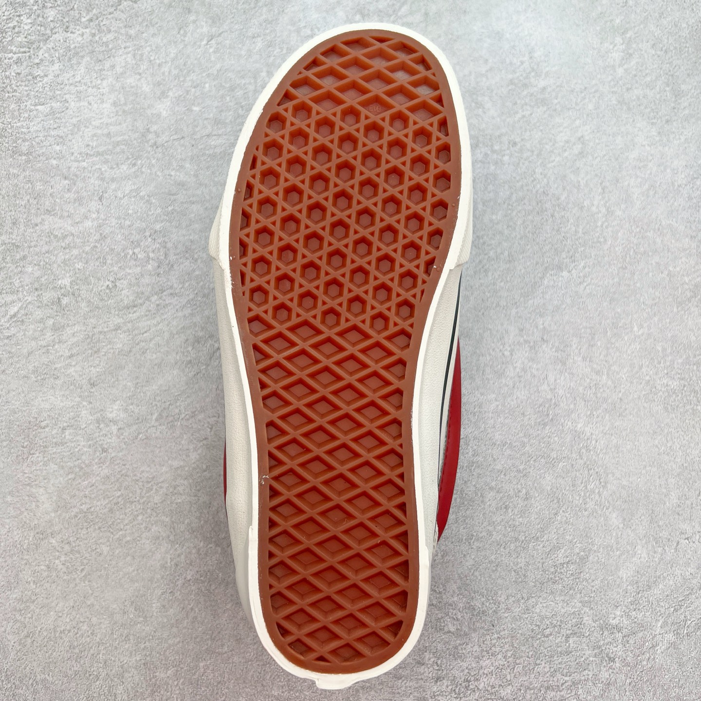 图片[9]-Vans Knu Skool 白红 官方新款 复古休闲胖胖面包鞋 肥胖版大LOGO原版全皮猪八面料 尺码：35 36 36.5 37 38 38.5 39 40 40.5 41 42 42.5 43 44 45 工艺：硫化1：1（重量1：1、真标、原钢印、材质标、鞋型标、合格证）-选品中心