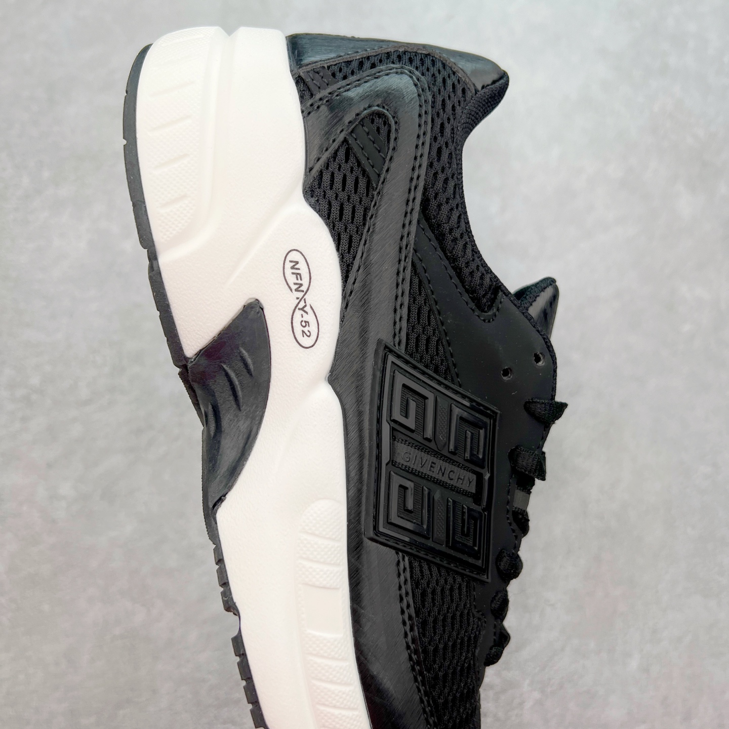 图片[6]-Givenchy 纪梵希 圆头系带低帮复古真皮百搭运动休闲板鞋 采用全粒面头层牛皮革鞋面材质 正确吸汗网布贴合PU高弹发泡增高鞋垫 独家开发组合TR光泽耐韧隔色橡胶鞋底 尺码：36 37 38 39 40 41 42 43 44 45-选品中心