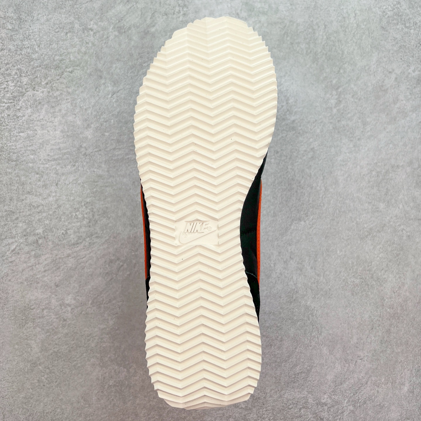 图片[9]-＃JC纯原 NK Classic Cortez Leather 阿甘复古初代皮革慢跑鞋 HF0263-003 实体平台指令订单 全套原纸板楦头开发 原厂数据大底磨具 一比一鞋头弧度高度鞋身弧度 细节品控鞋型随意对比 正确烫金高频细节 公司级标准检验QC 区分市面一切版本 完美复刻阿甘复古鞋型 尺码：35.5 36 36.5 37.5 38 38.5 39 40 40.5 41 42 42.5 43 44 45-选品中心