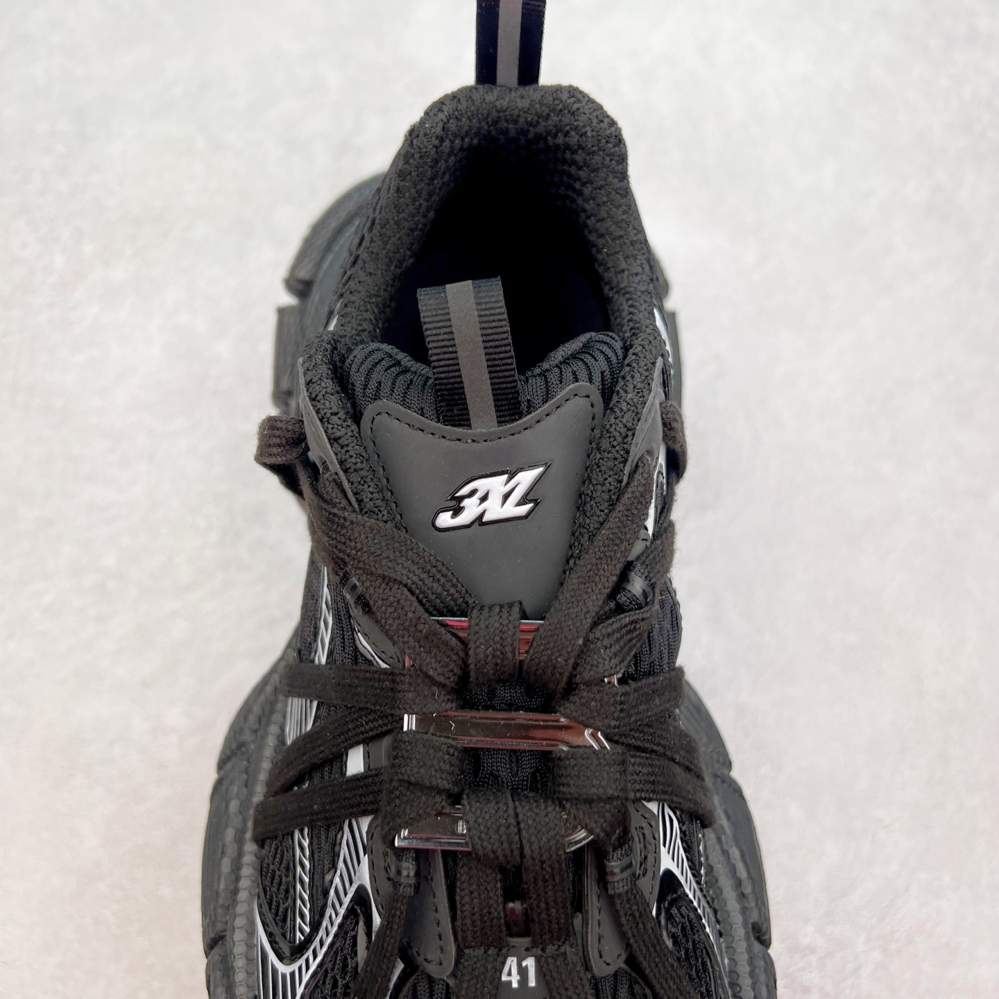 图片[5]-＃VG零售版 BALENCIAGA 3XL Sneakers 巴黎世家十代网布系带低帮走秀复古老爹鞋 全套原纸板楦头开发 最原汁原味的灵魂版型 全鞋荧光划线卡点 胶水把控整洁度追求极致完美 每一双都是工艺品 多重QC质检 超越公司货的品控标准 实实在在的免检产品 原盒原配 正确字体电绣 粗细、位置、大小正确 侧边TPU 透气孔匹配意产原版 正确分离大底 TPU软底 原版一致大底LOGO 立体感十足 原厂皮料水洗做旧 采购原厂网纱 不含皮革 网布材料和聚氨酯 磨损效果 鞋头边缘和后帮 Balenciaga 徽标 鞋面和后跟凸印尺码 鞋舌 3XL 橡胶品牌标识和反光细节 鞋帮拉袢和鞋舌拉祥 配反光细节 备用鞋带在鞋履前侧 可在穿着前取下 便于不同造型搭配 正常尺码 尺码：35 36 37 38 39 40 41 42 43 44 45 46-选品中心